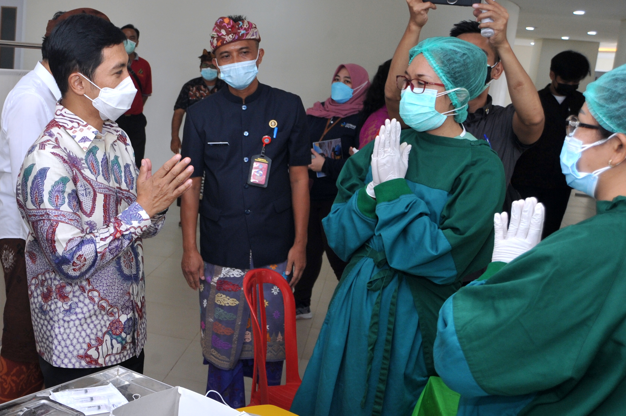 Wakil Menteri Kesehatan Dante Saksono Harbuwono (kiri) berbincang dengan vaksinator COVID-19 di RSD Mangusada, Bali, Kamis (17/6/2021).