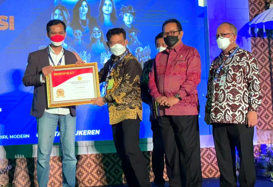 Mentan Syahrul Yasin Limpo memberikan penghargaan kepada CEO Minaque Home Nature Ade Wardhana Adinata