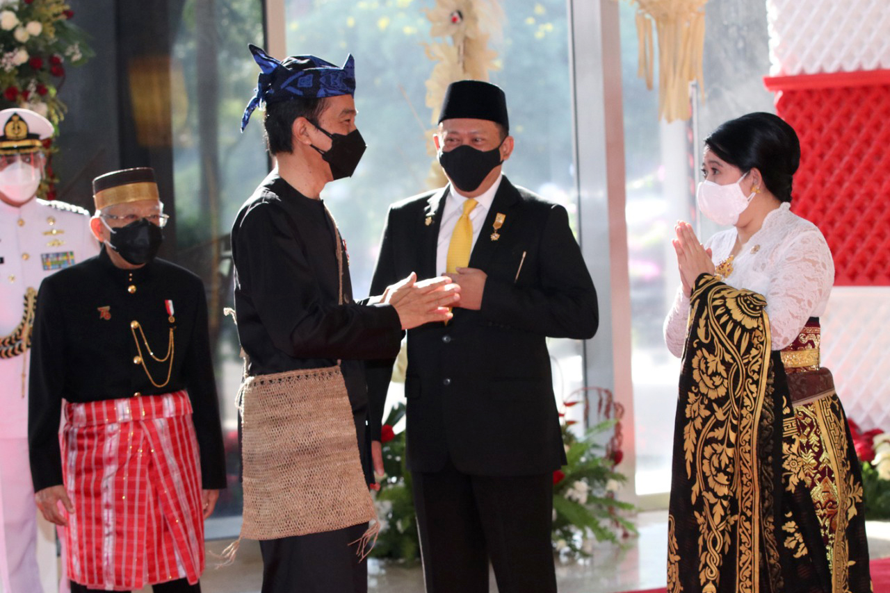 Presiden Joko Widodo (depan dengan ikat kepala berwarna biru)