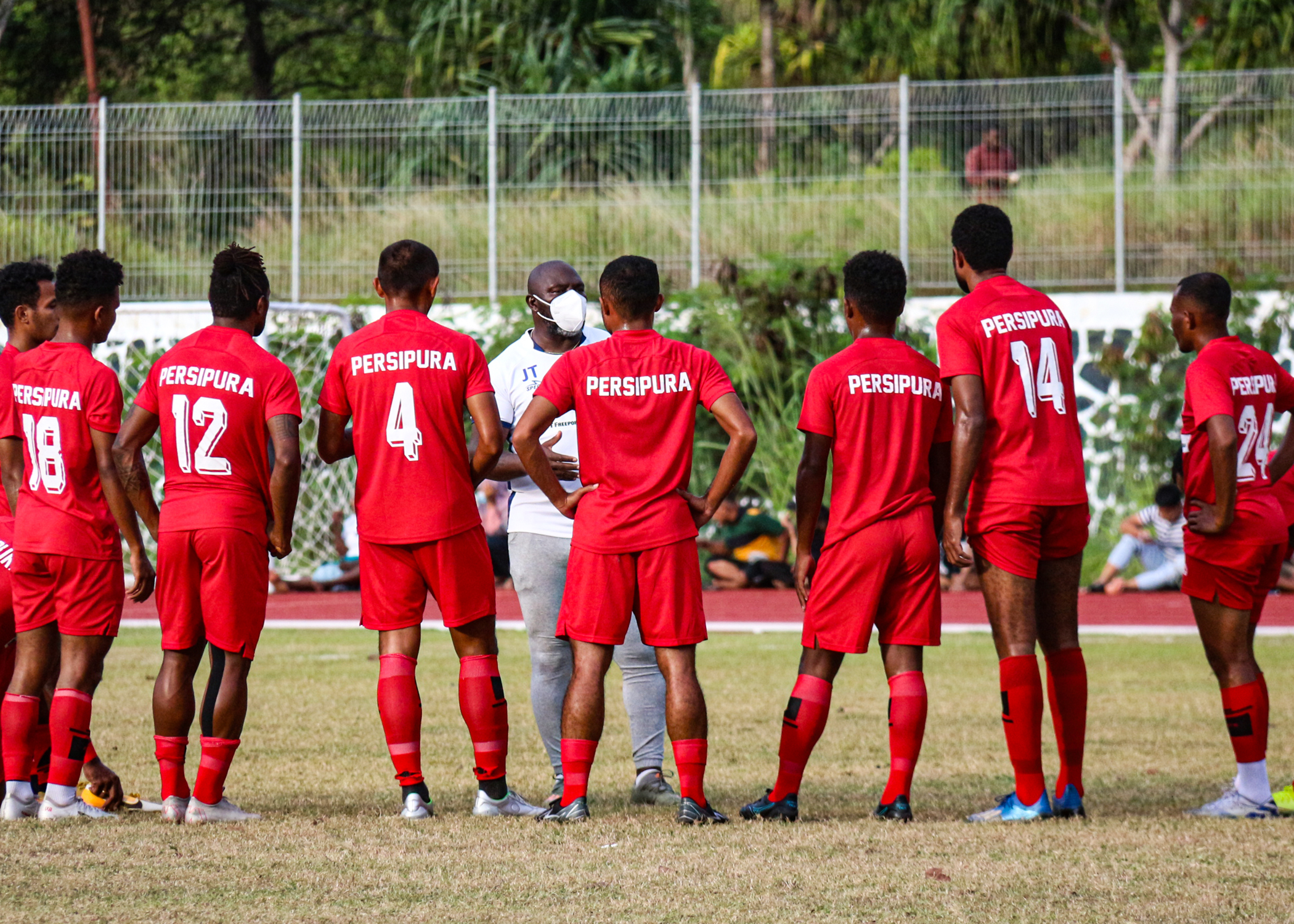 Pemain Persipura Jayapura saat mendapatkan arahan dari sang pelatih.