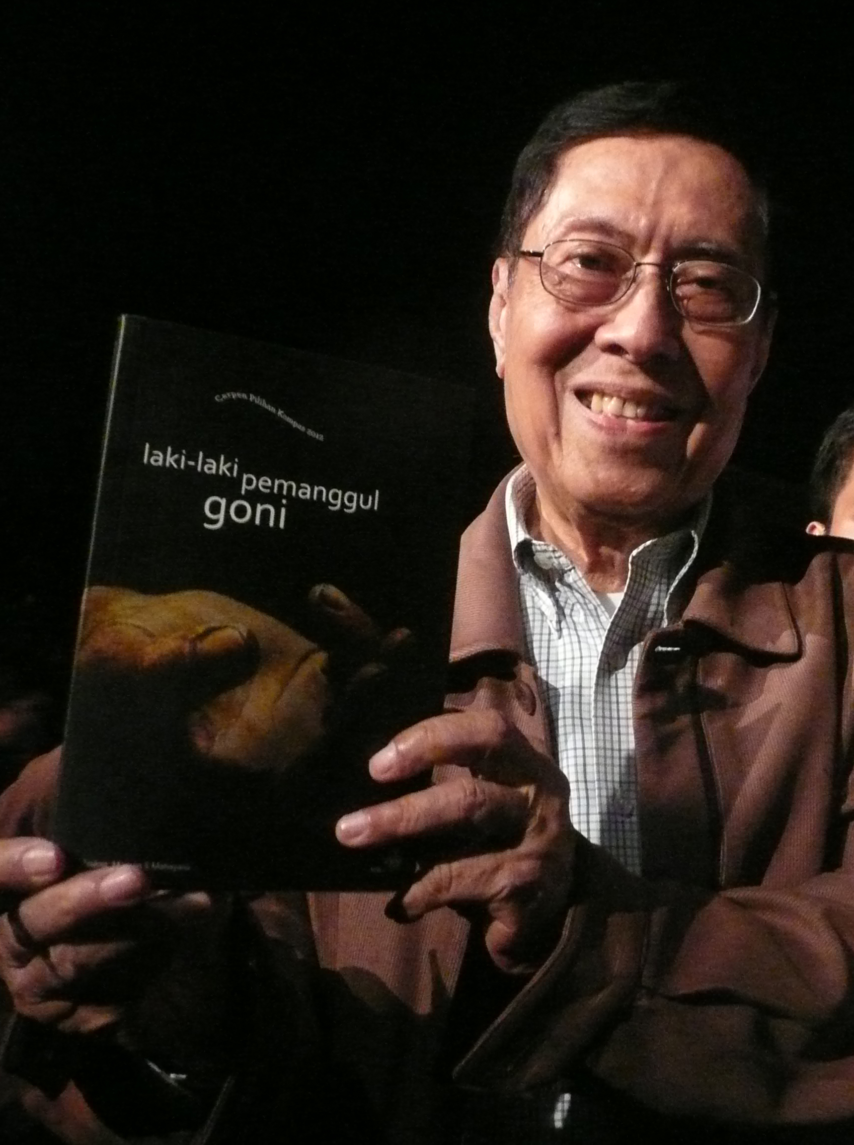 CERPEN TERBAIK: Sastrawan Budi Darma memperlihatkan buku kumpulan Cerpen Pilihan Kompas 2012 'Laki-laki Pemanggul Goni'.