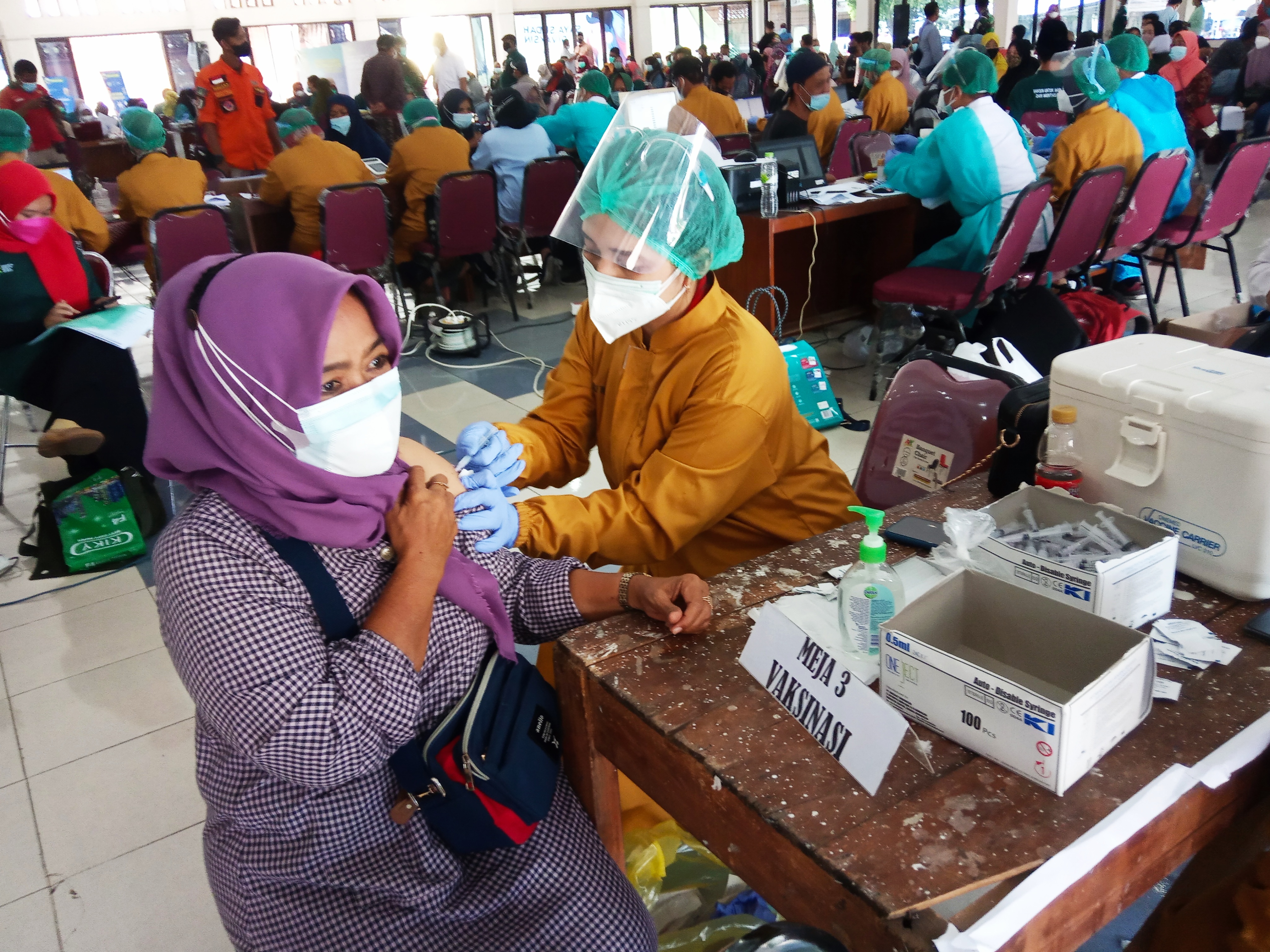 sejumlah warga di Klaten, Jawa Tengah, mengikuti vaksinasi yang digelar Nahdlatul Ulama