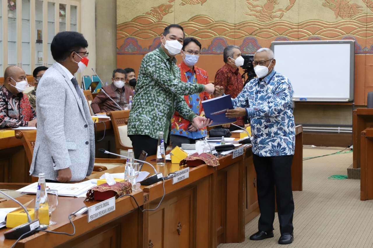 Subardi menyerahkan pandangan Fraksi NasDem atas RUU Perdagangan E-Commerce ASEAN kepada Mendag, M. Lutfi yang disaksikan Menkominfo, Johny 