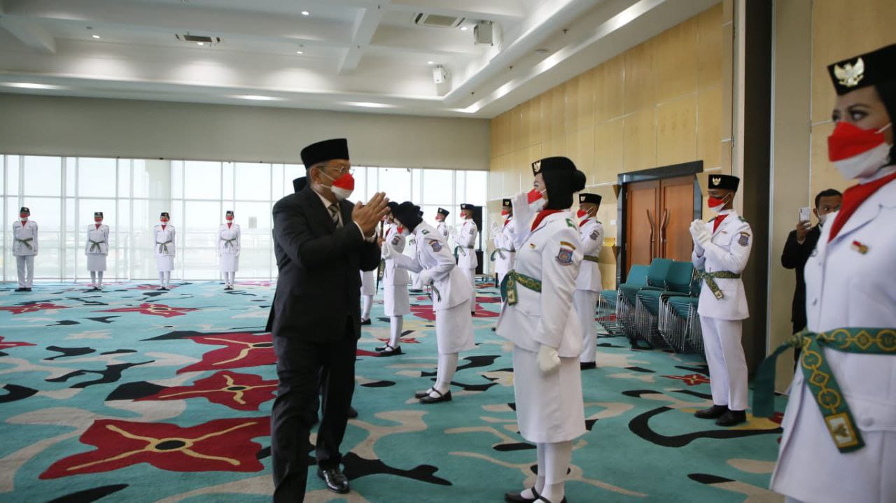 Walikota Tangsel Benyamin Davnie mengukuhkan anggota Paskibraka Tangsel