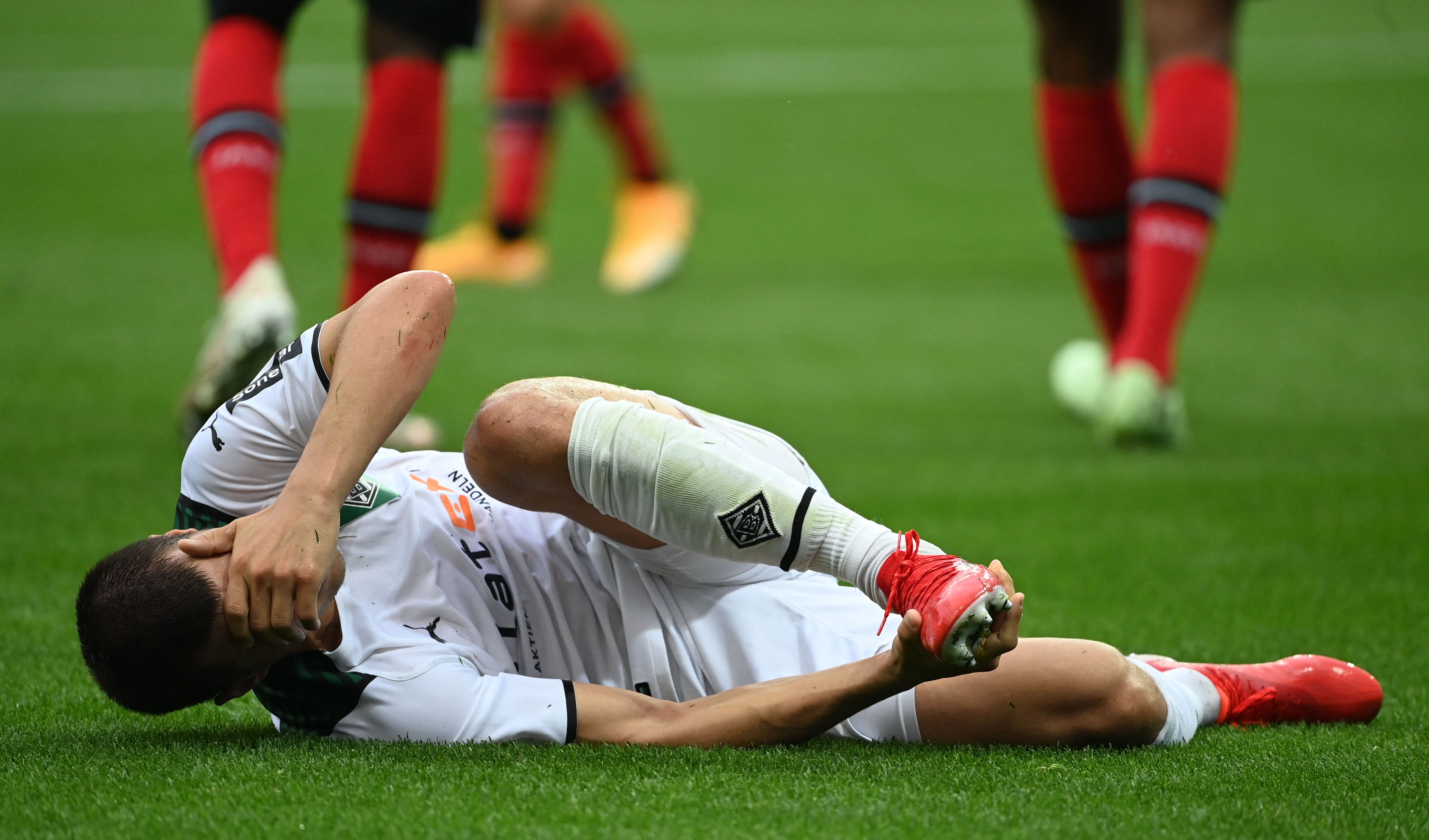 Bek Borussia Moenchengladbach Stefan Lainer mengalami cedera dalam laga Bundesliga melawan Leverkusen.