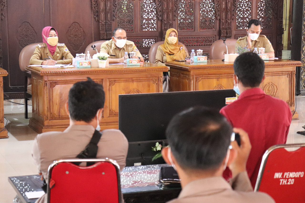 Bupati Brebes Hj. Idza Priyanti (berkerudung merah) saat beraudensi dengan pemuda dan mahasiswa di Pendopo Rumah Dinas Bupati Brebes.