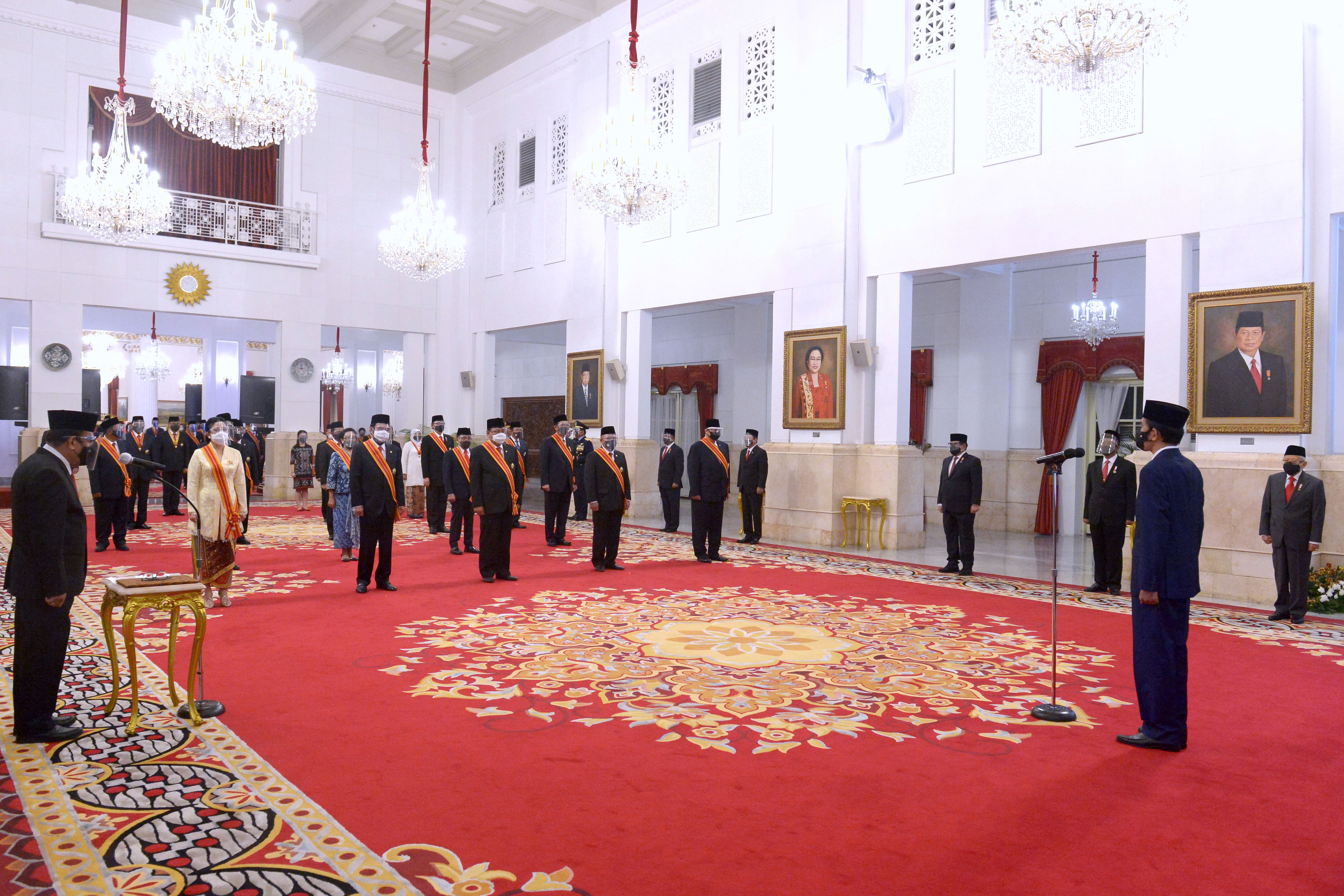 Presiden Joko Widodo menghadiri penganugerahan Tanda Jasa dan Kehormatan.