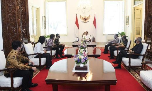 Pertemuan personel Godbless dan pihak promotor ROCKINLILO dengan Presiden Joko Widodo