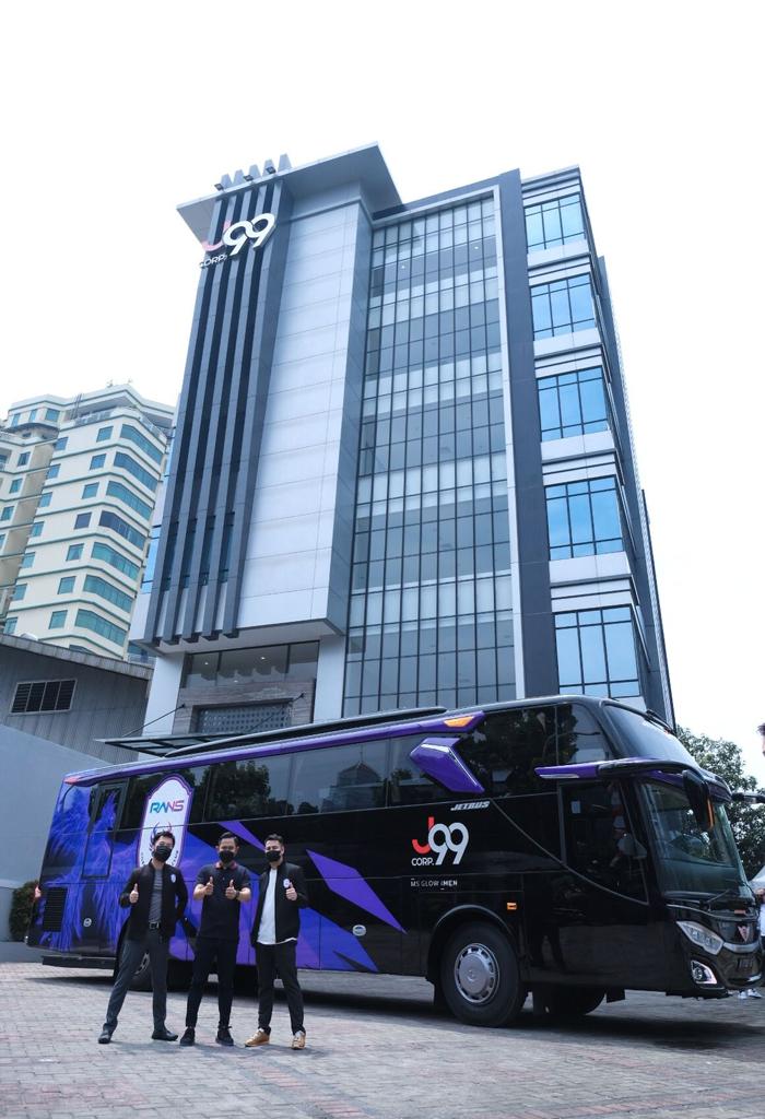 Bus sumbangan dari J99 untuk RANS Cilegon FC