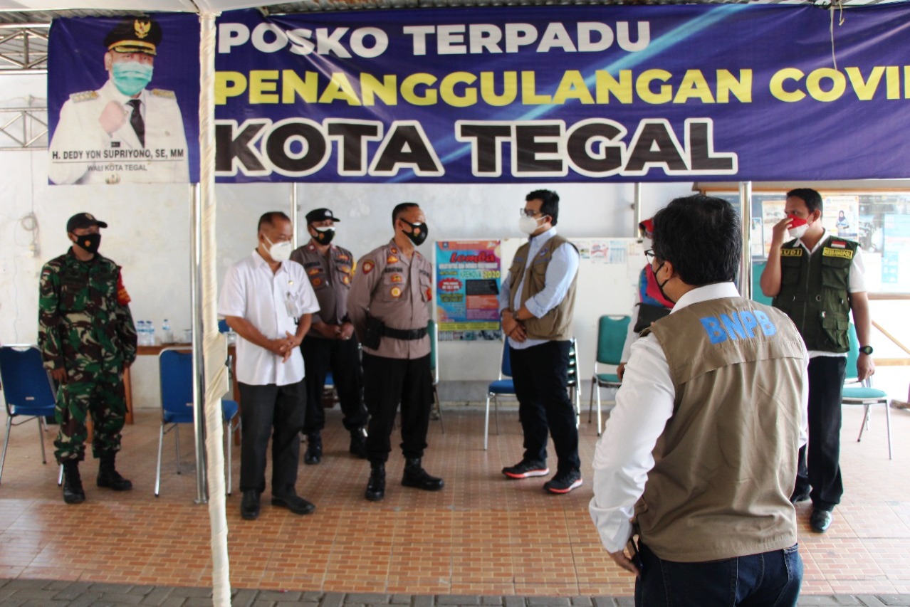 Anggota Tim Pakar Satgas Covid-19 Nasional, Yanuar Andrianto sedang berbincang dengan petugas di Pos Terpadu Covid-19 Kelurahan Mangkusuman.