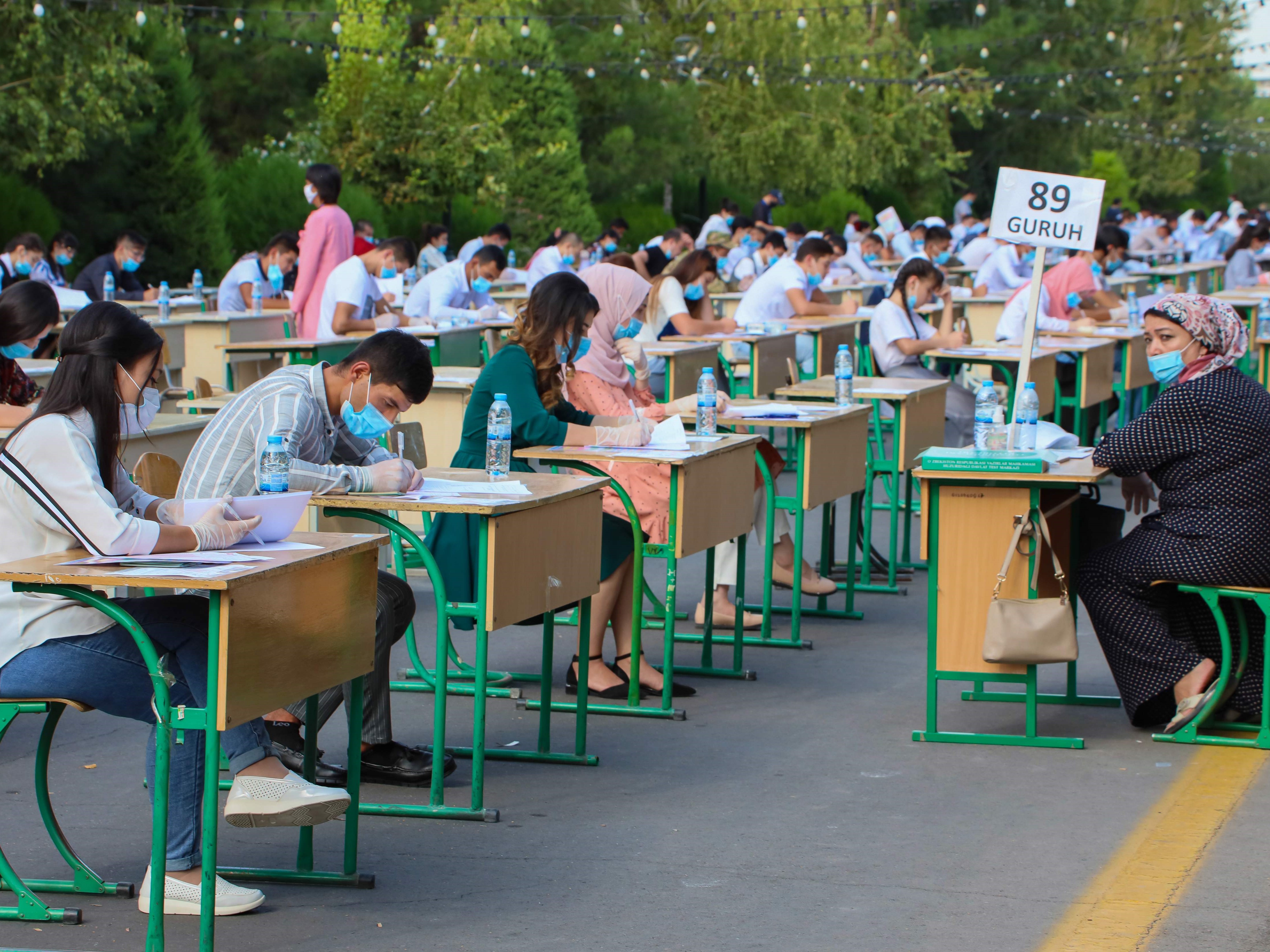 Siswa Uzbekistan mengikuti ujian masuk terbuka di Tashkent pada 2 September 2020 di tengah pandemi penyakit virus korona.