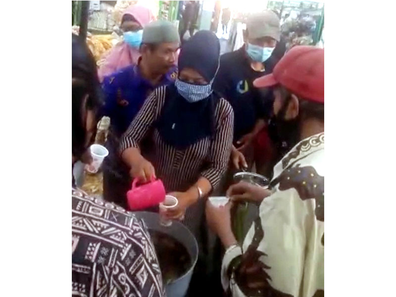 Paguyuban pedagang pasar modern Bunulrejo, Kota Malang, Jawa Timur, membagikan gratis wedang uwuh kepada pembeli, Jumat (20/8)