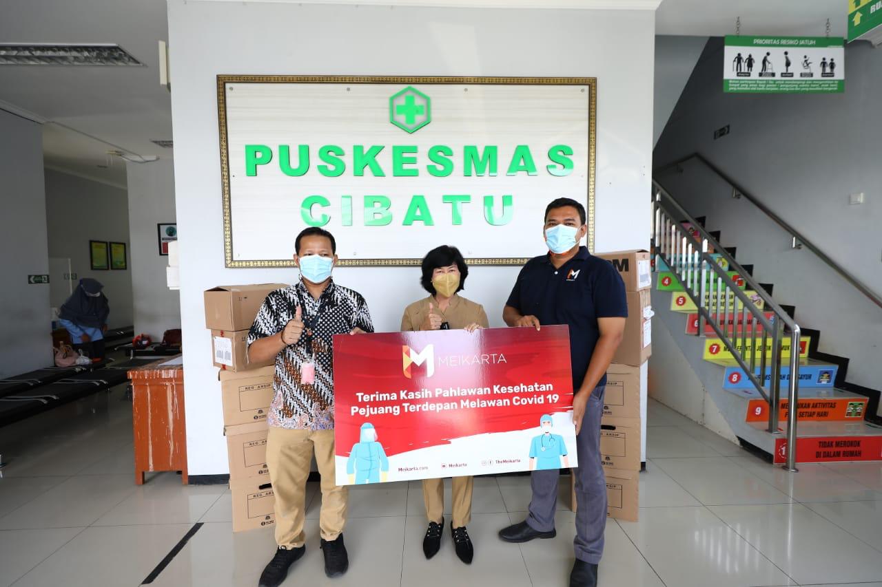 Penyerahan donasi secara simbolis di Puskesmas Cibatu, Jawa Barat. 