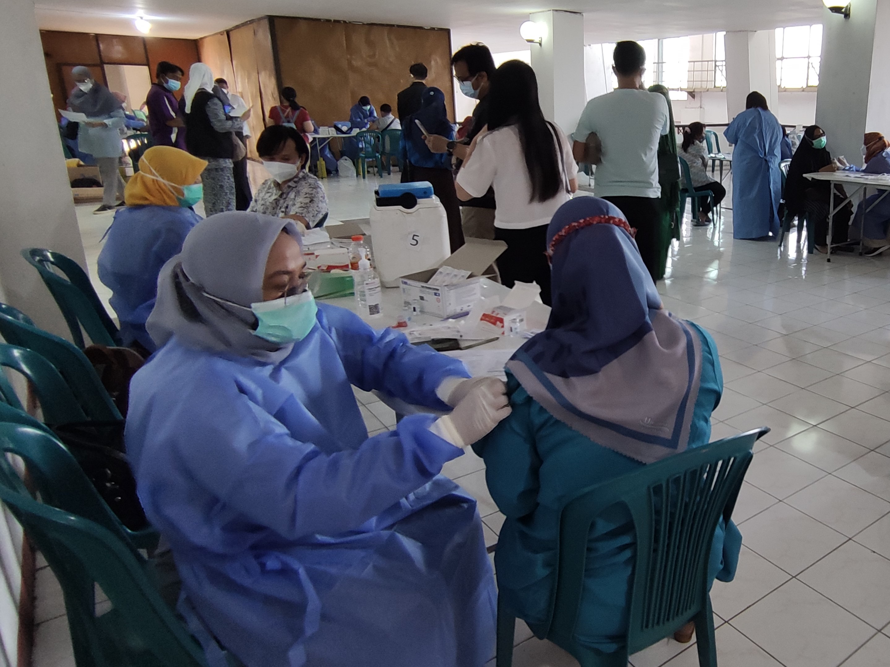 Ribuan tenaga kesehatan menjalani vaksinasi dosis ketiga di Stadion Gelora Delta, Kabupaten Sidoarjo, Jawa Timur, Jumat (13/8).