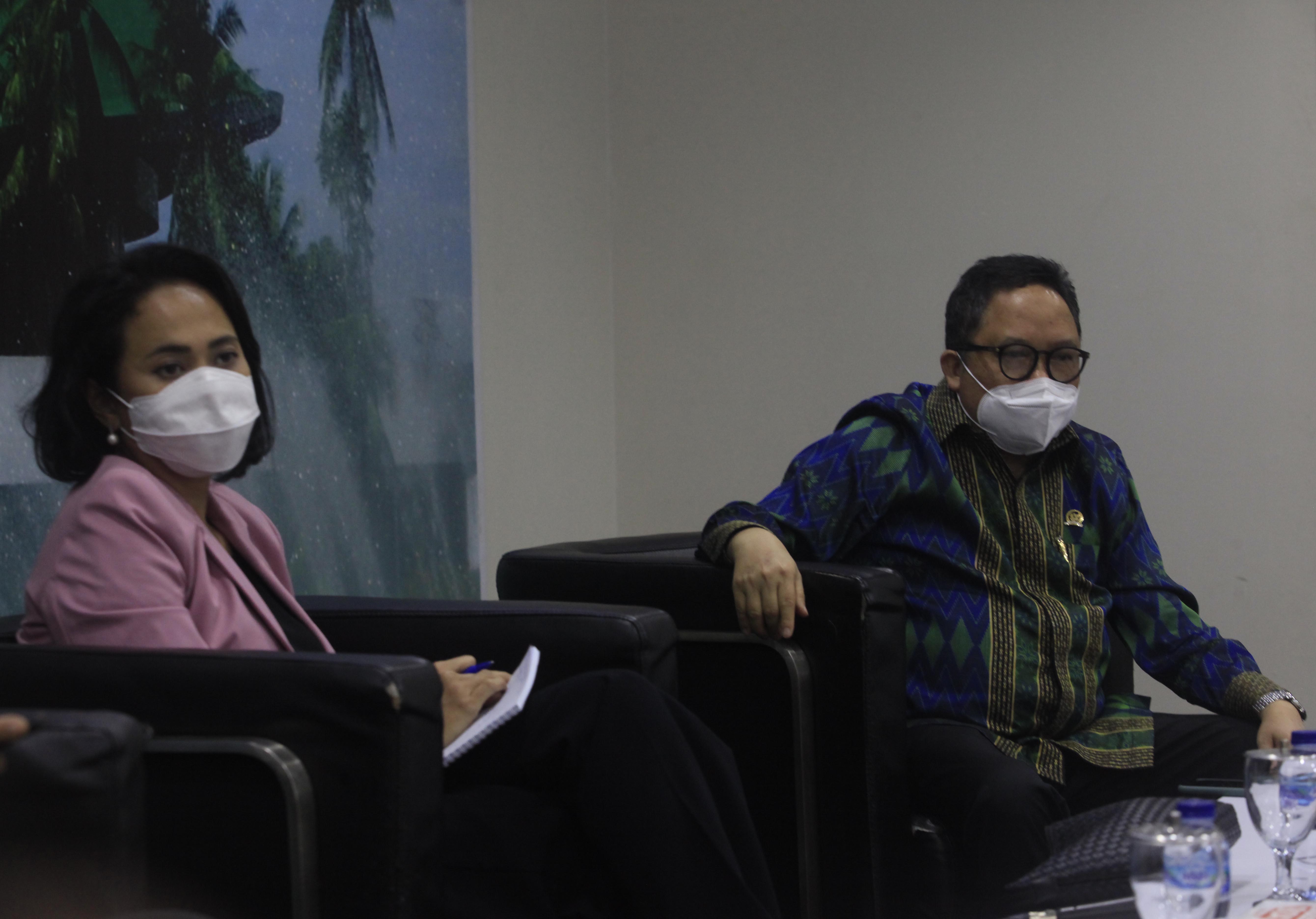 Anggota Komisi I DPR Fraksi Golkar Christina Aryani (kiri).