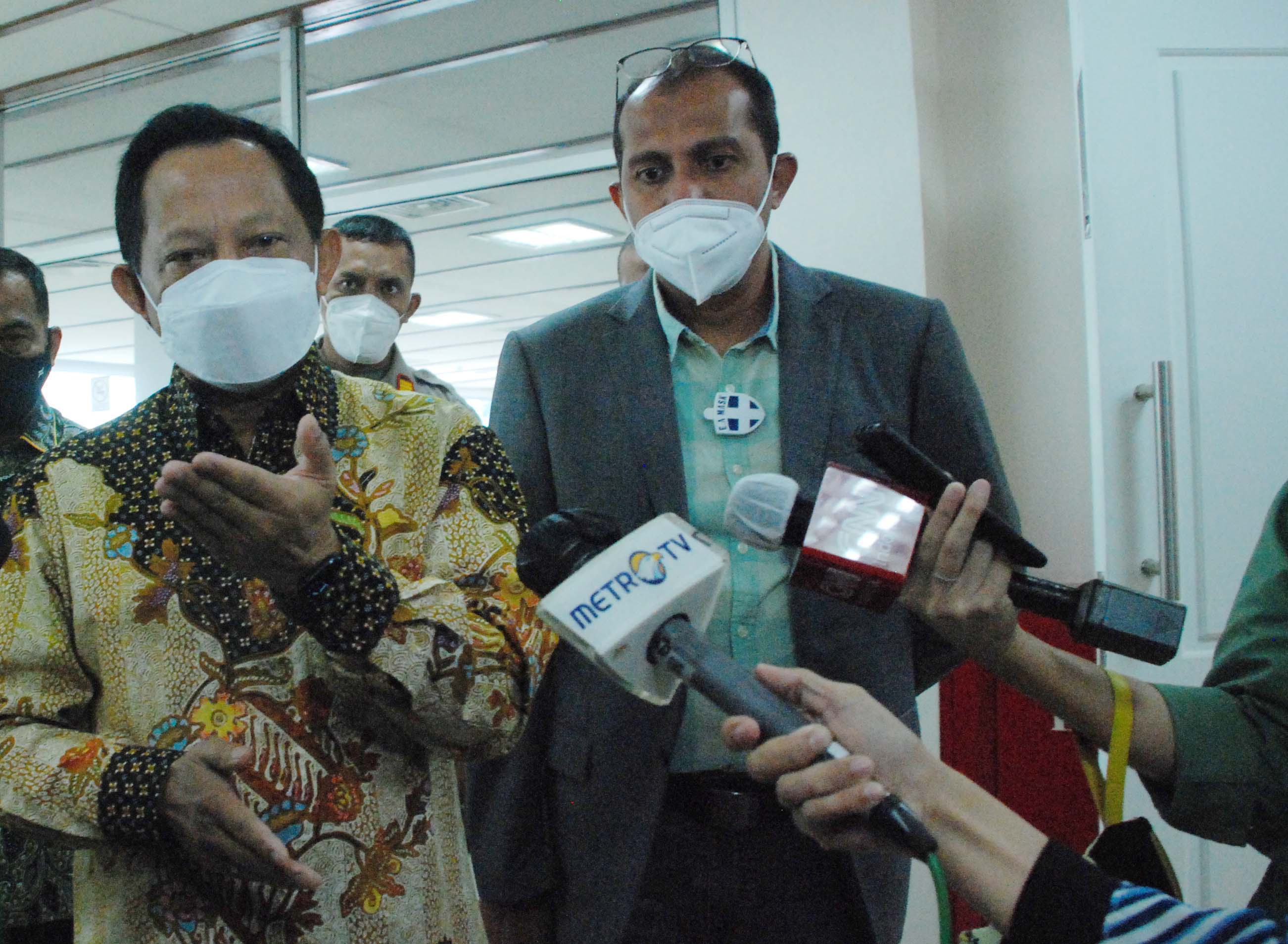 Mendagri Tito Karnavian (kiri) bersama dengan Wamenkumham Edward Omar Sharif Hiariej.