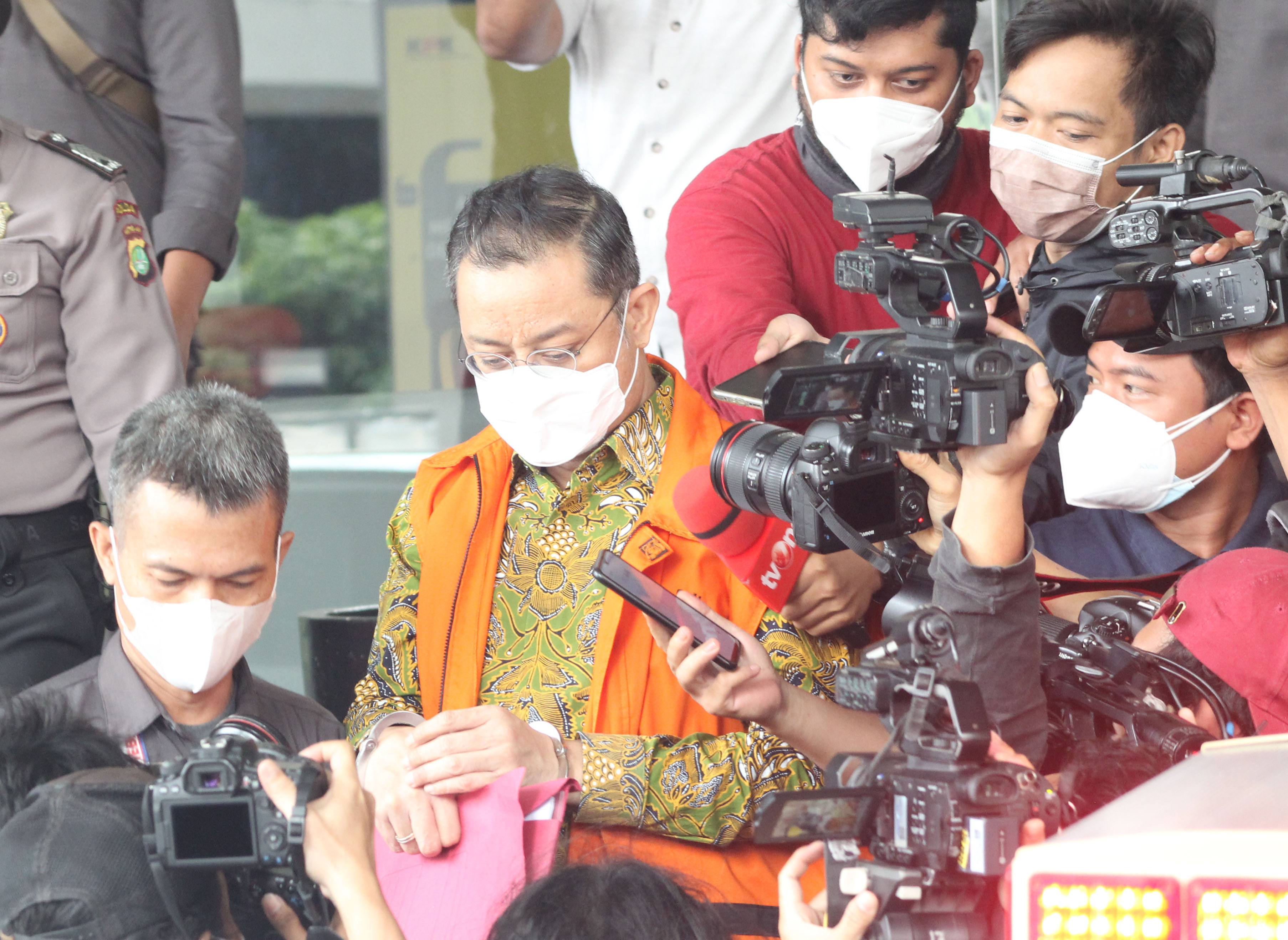 Terdakwa Mantan Menteri Sosial Juliari Batubara, setelah menjalani sidang Vonis secara Virtual di Gedung ACLC KPK, Jakarta, Senin (23/8). 