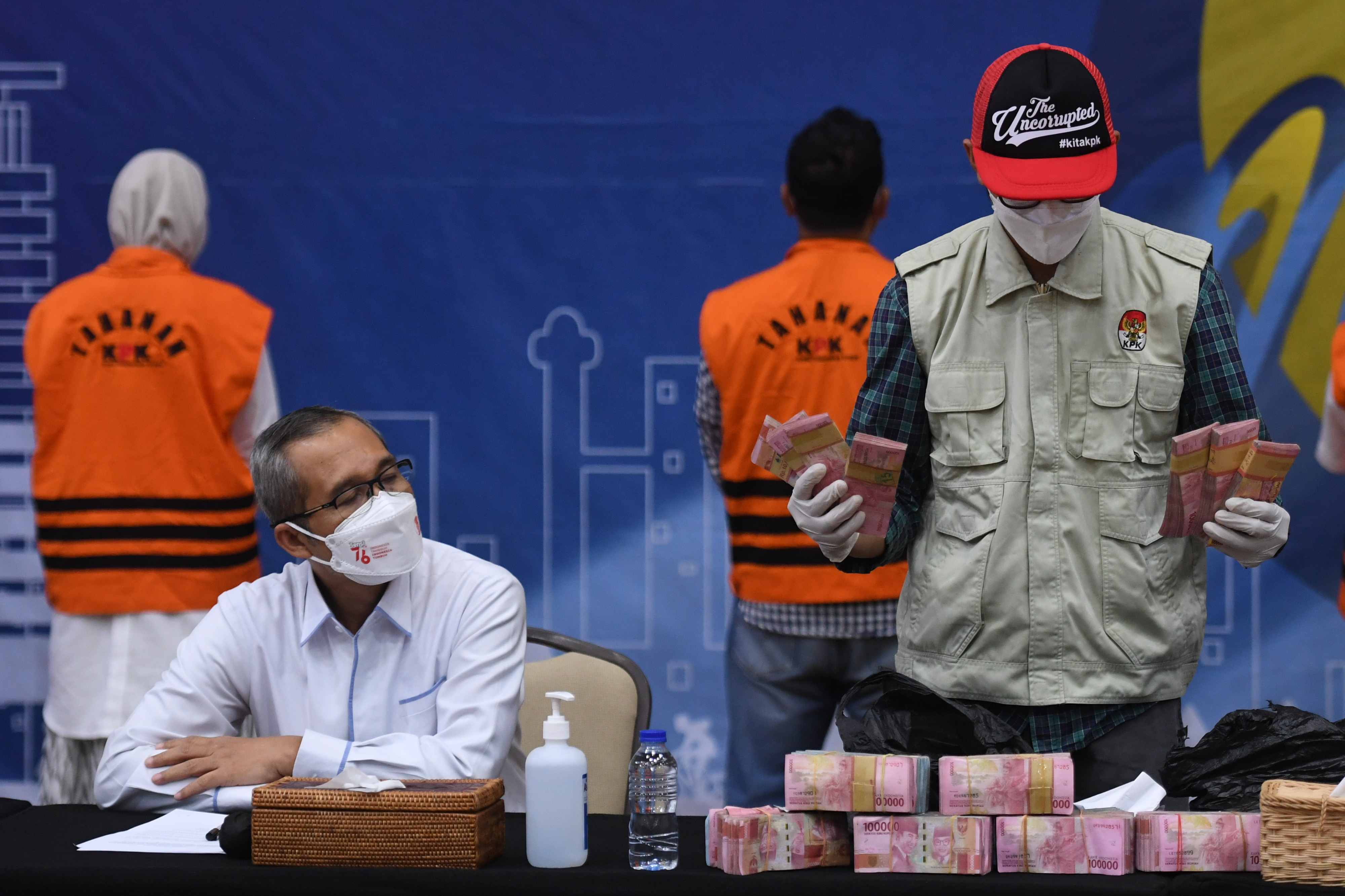  Wakil Ketua KPK Alexander Marwata (duduk kiri) menyaksikan penyidik KPK menunjukkan barang bukti hasil operasi tangkap tangan (OTT). 