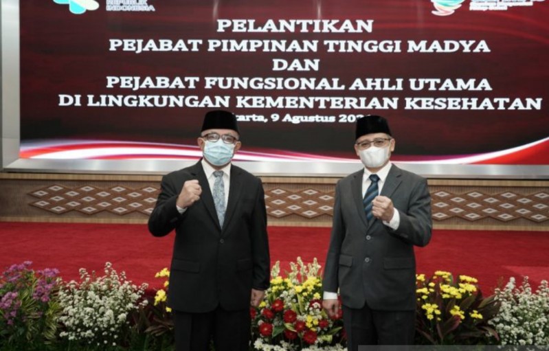 Sekjen Kementerian Kesehatan Kunta Wibawa Dasa Nugraha (kanan) usai agenda pelantikan di Kantor Kemenkes, Jakarta, hari ini.