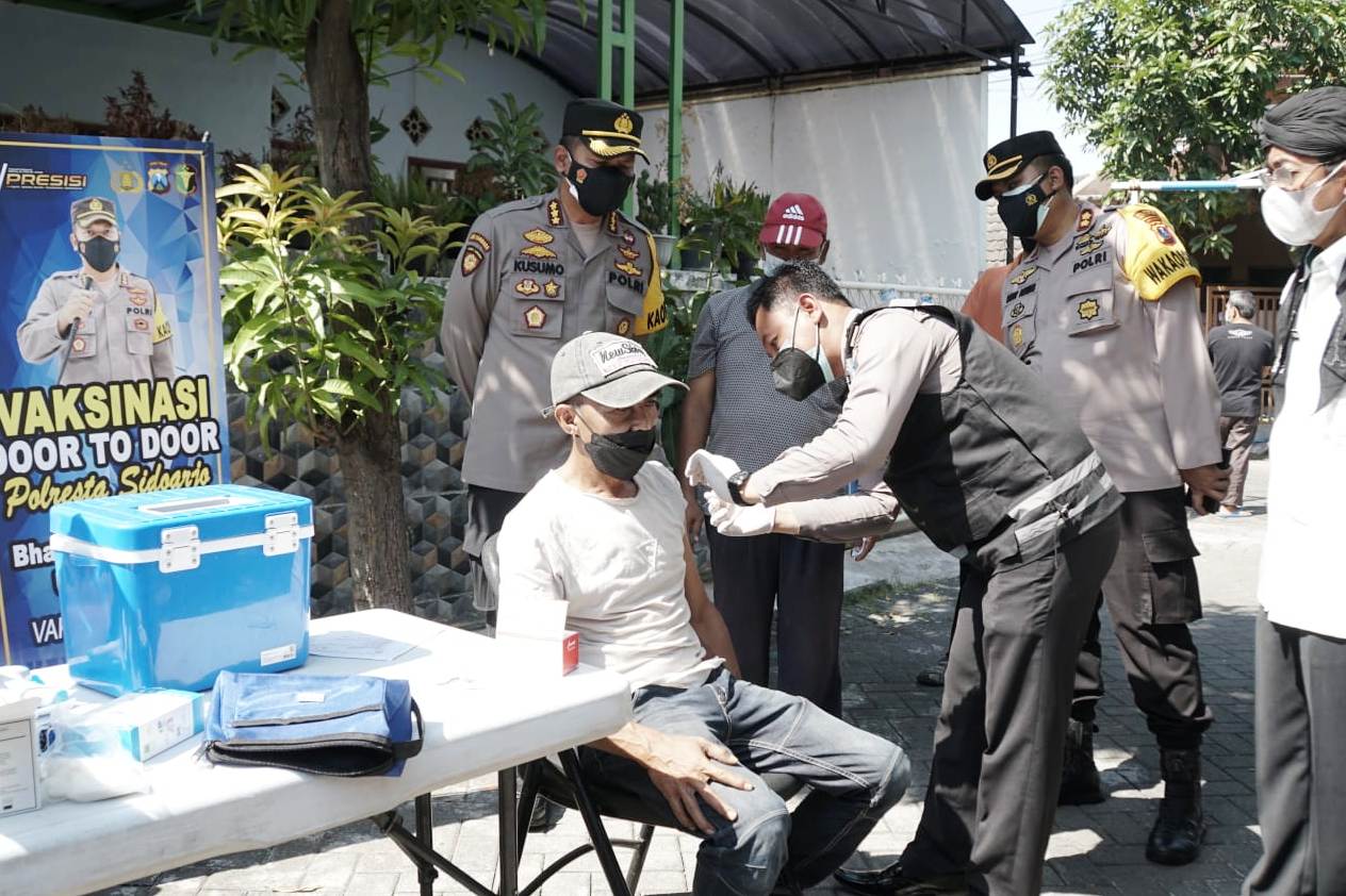 Polresta Banyumas Laksanakan Vaksinasi Door to Door ke Lansia