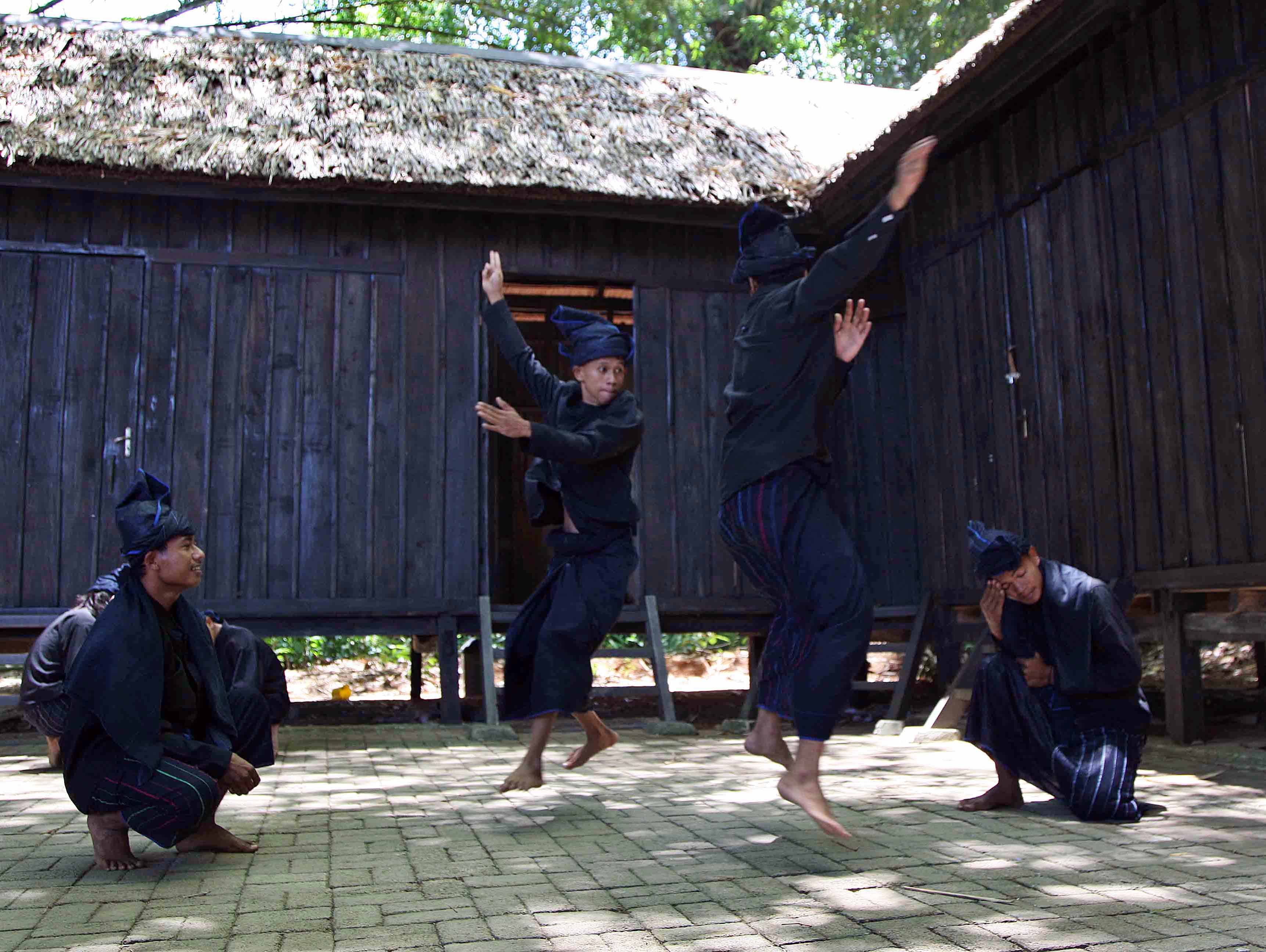 Warga adat suku Kajang luar menari di depan rumah di Desa Tana Toa, Kecamatan Kajang, Kabupaten Bulukumba, Sulsel Rabu (29/10/2021)