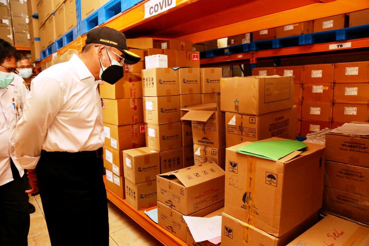 Menteri PMK Muhajir Effendy meninjau gudang Farmasi dan Obat Pemprov Kalsel di Banjarbaru. 