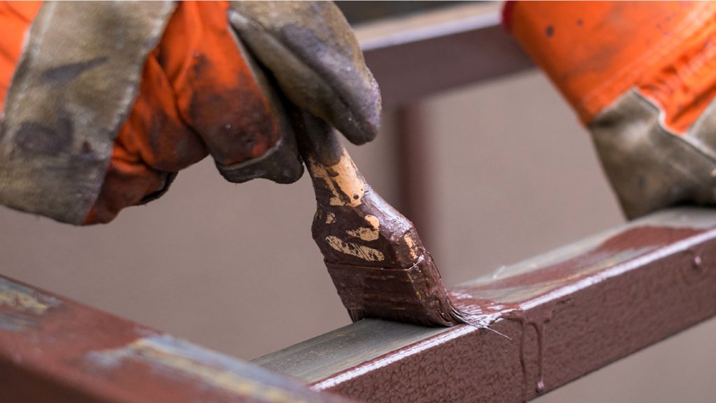 Ilustrasi cat besi ramah lingkungan yang tidak boleh mengandung banyak zat berbahaya bagi kesehatan seperti timbal. 