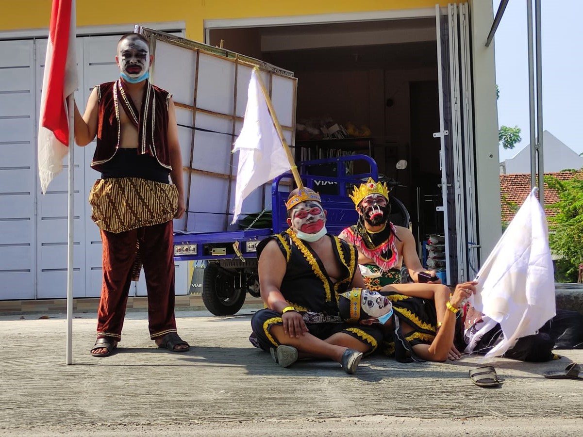 Penggiat seni di Kudus dengan atribut perwayangan menggelar aksi treatikal di persimpangan jalan Kota Kudus.