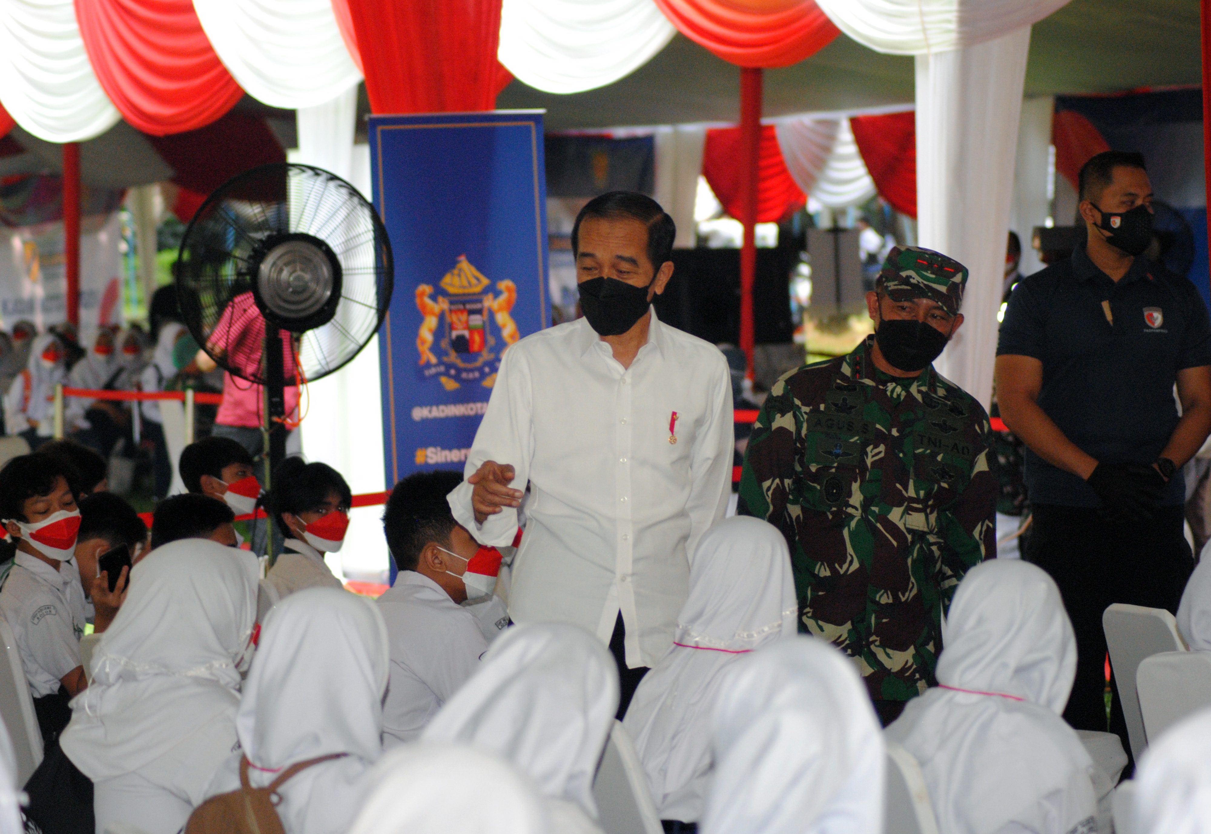 Presiden Joko Widodo (kiri) meninjau pelaksanaan vaksinasi kolaborasi kebangsaan Kadin Kota Bogor.