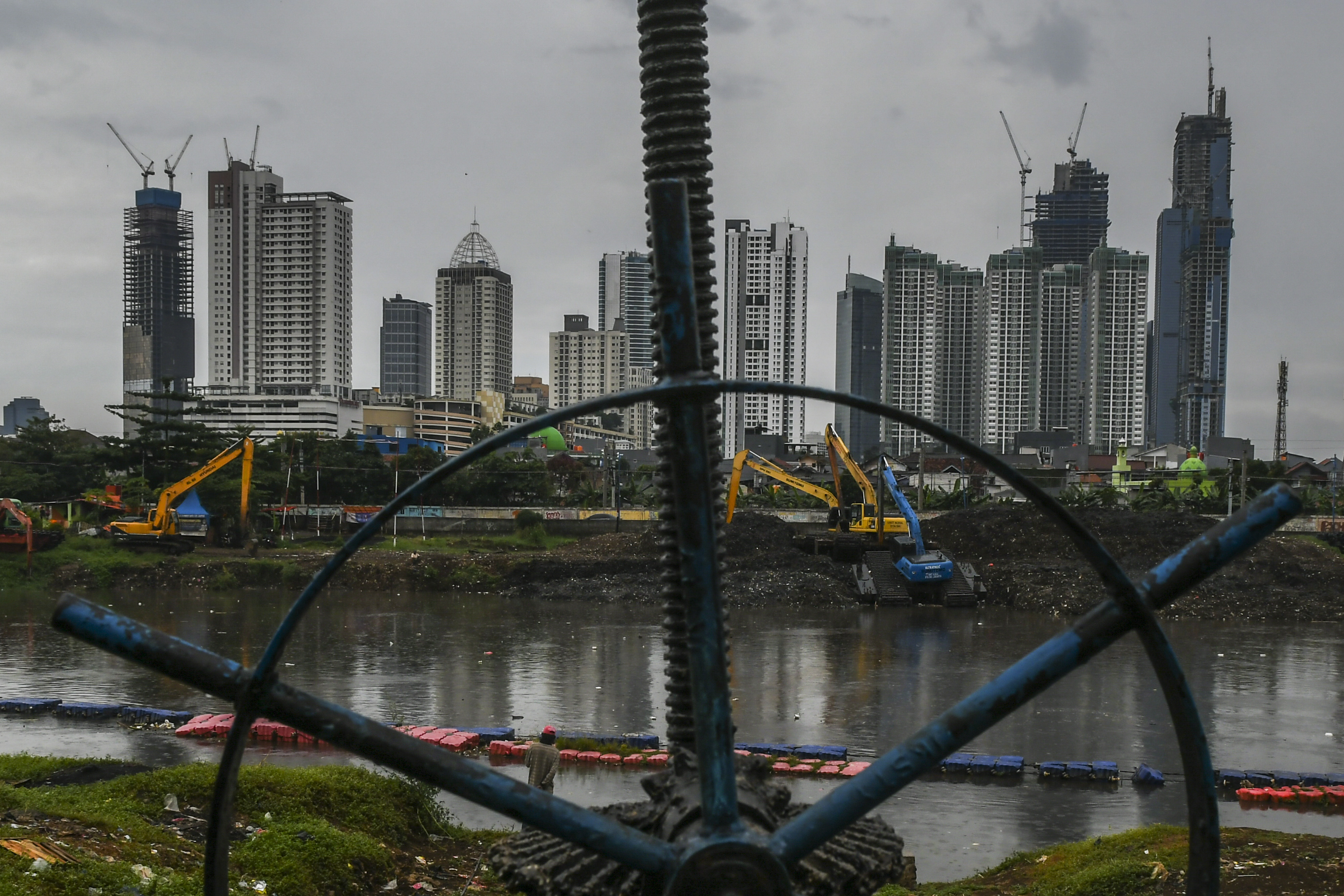 Suasana gedung bertingkat perkantoran di Jakarta, hari ini.