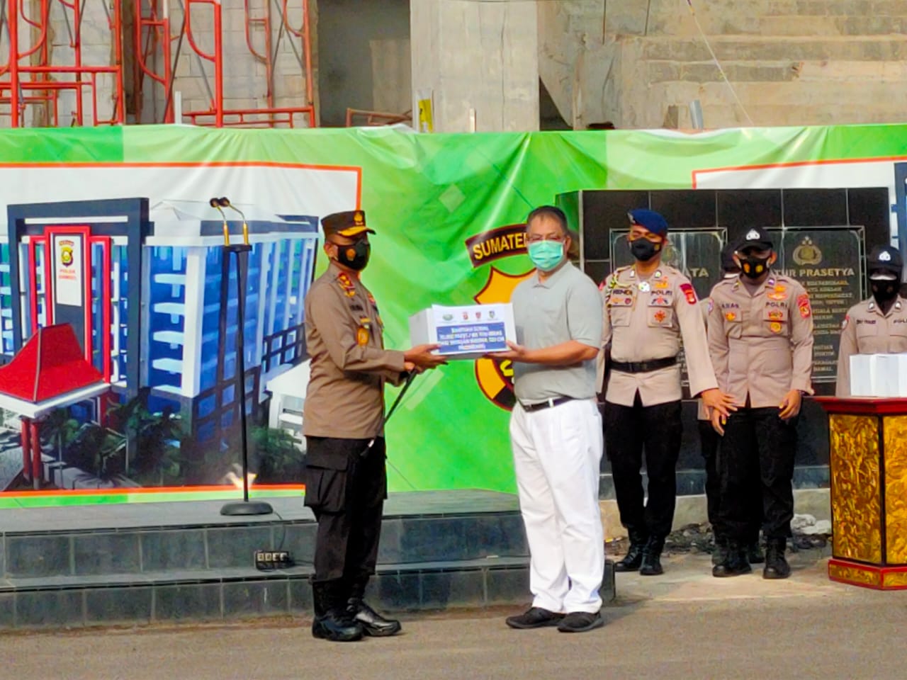 Suasana penyerahan bantuan 150 ton beras dari Yayasan Buddha Tzu Chi kepada Polda Sumsel untuk disalurkam kepada masyarakat, Selasa (3/8).
