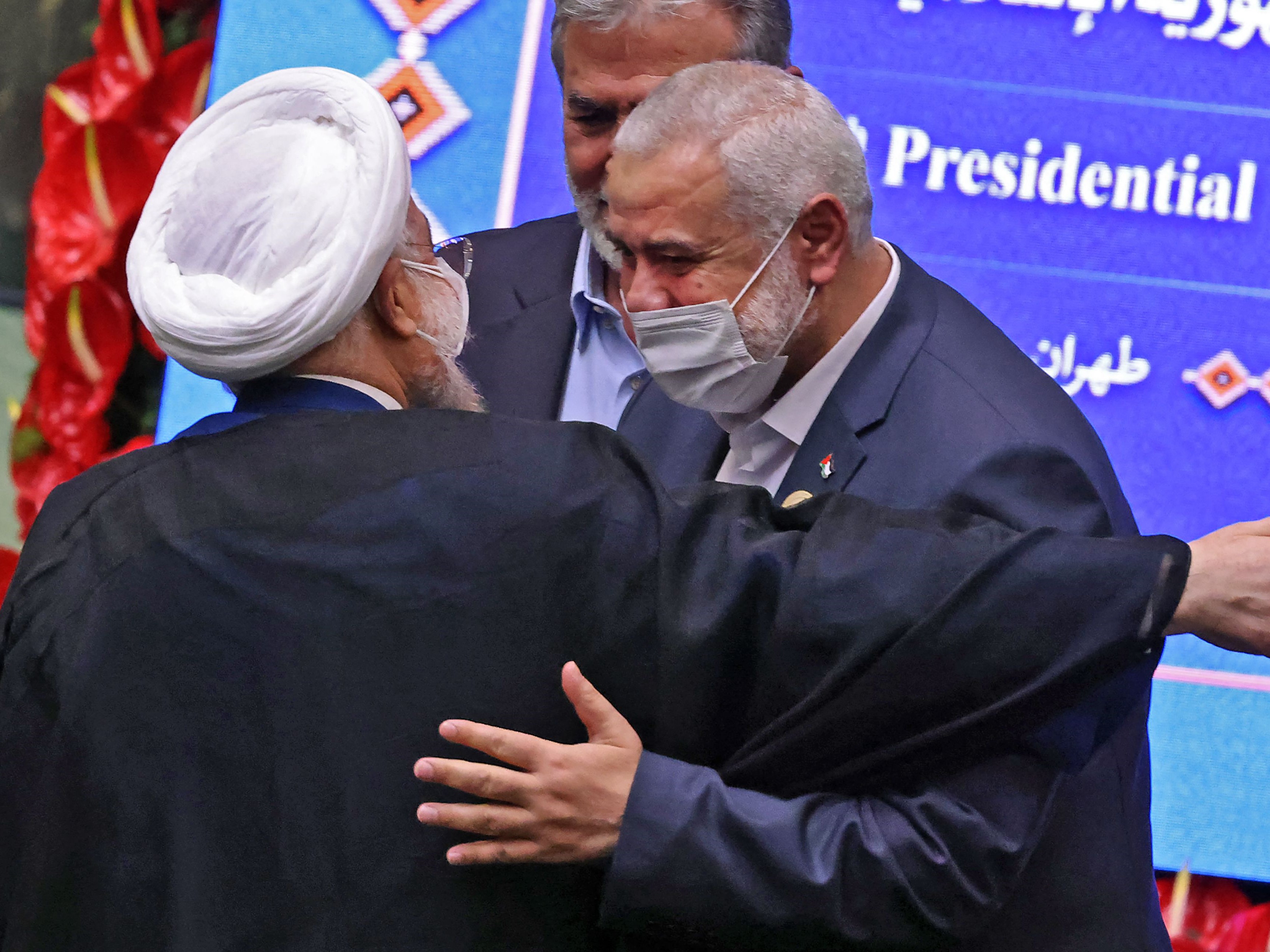 Pemimpin Hamas Palestina, Ismail Haniyeh (kanan), dengan Presiden Iran Hassan Rouhani selama upacara pengambilan sumpah Ebrahim Raisi.