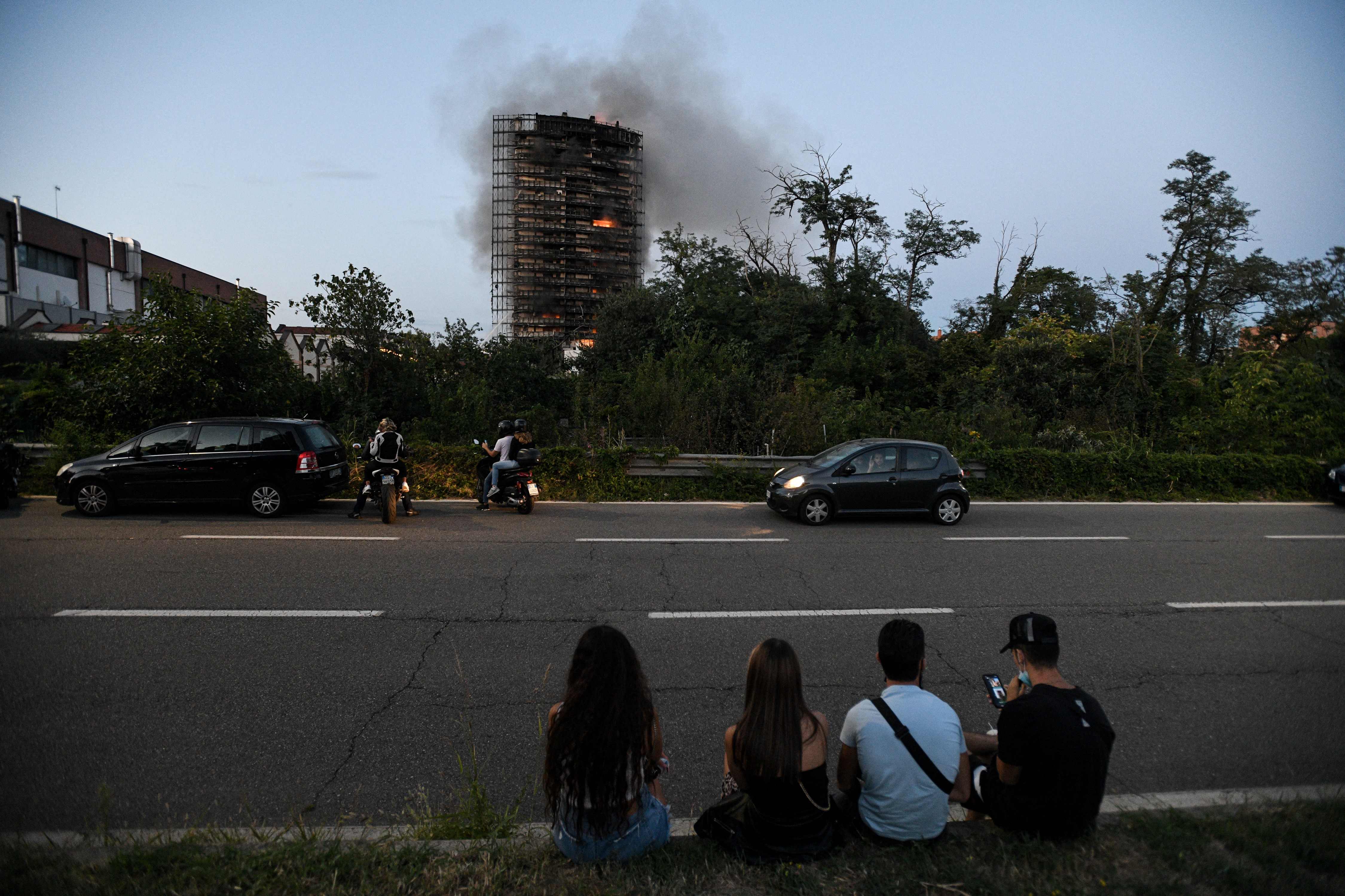 Gedung Apartemen 20 Lantai di Milan Terbakar