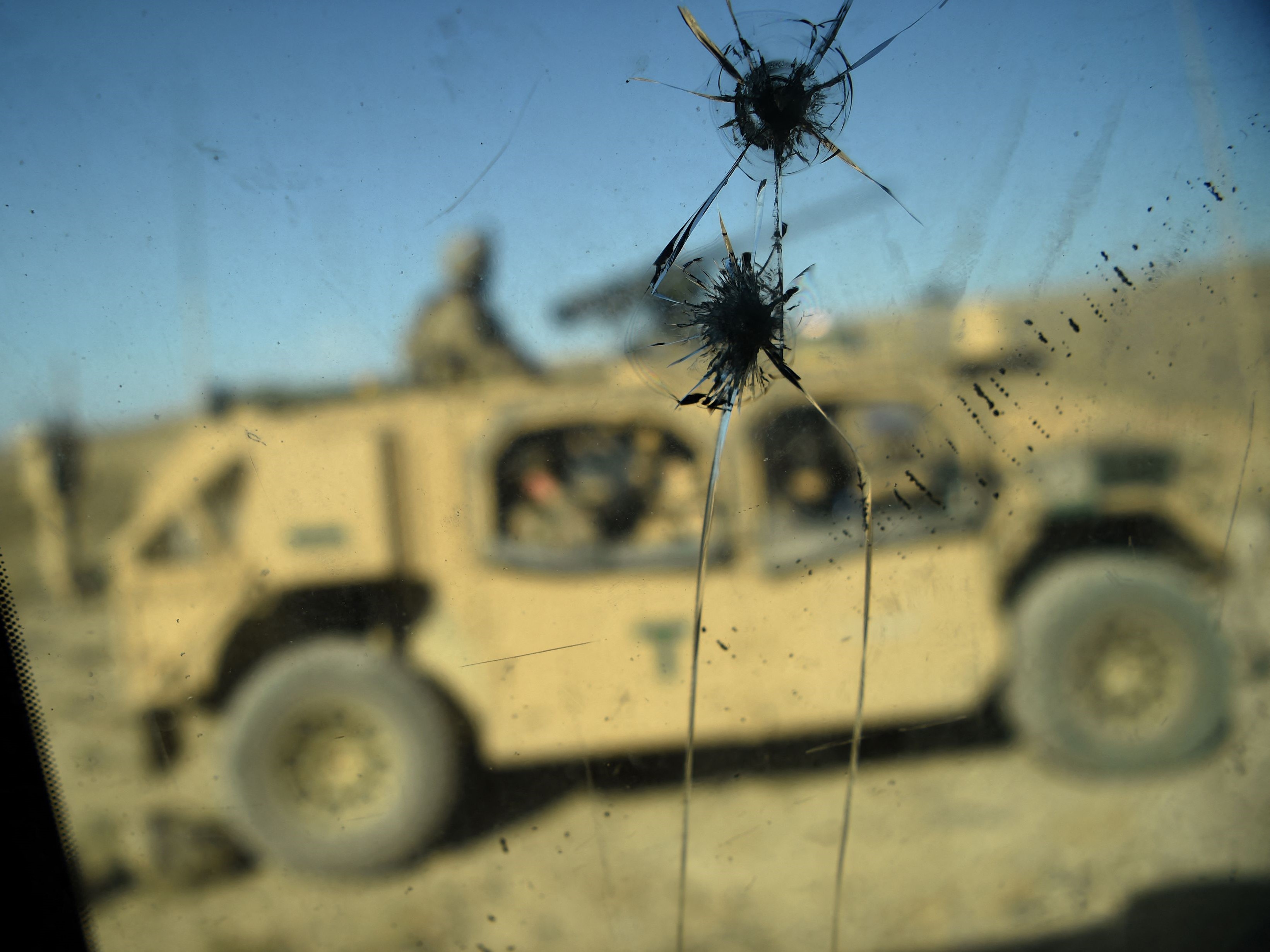 Jendela retak kendaraan bersenjata di pos pemeriksaan selama patroli melawan militan ISIS, distrik Deh Bala, Nangarhar.