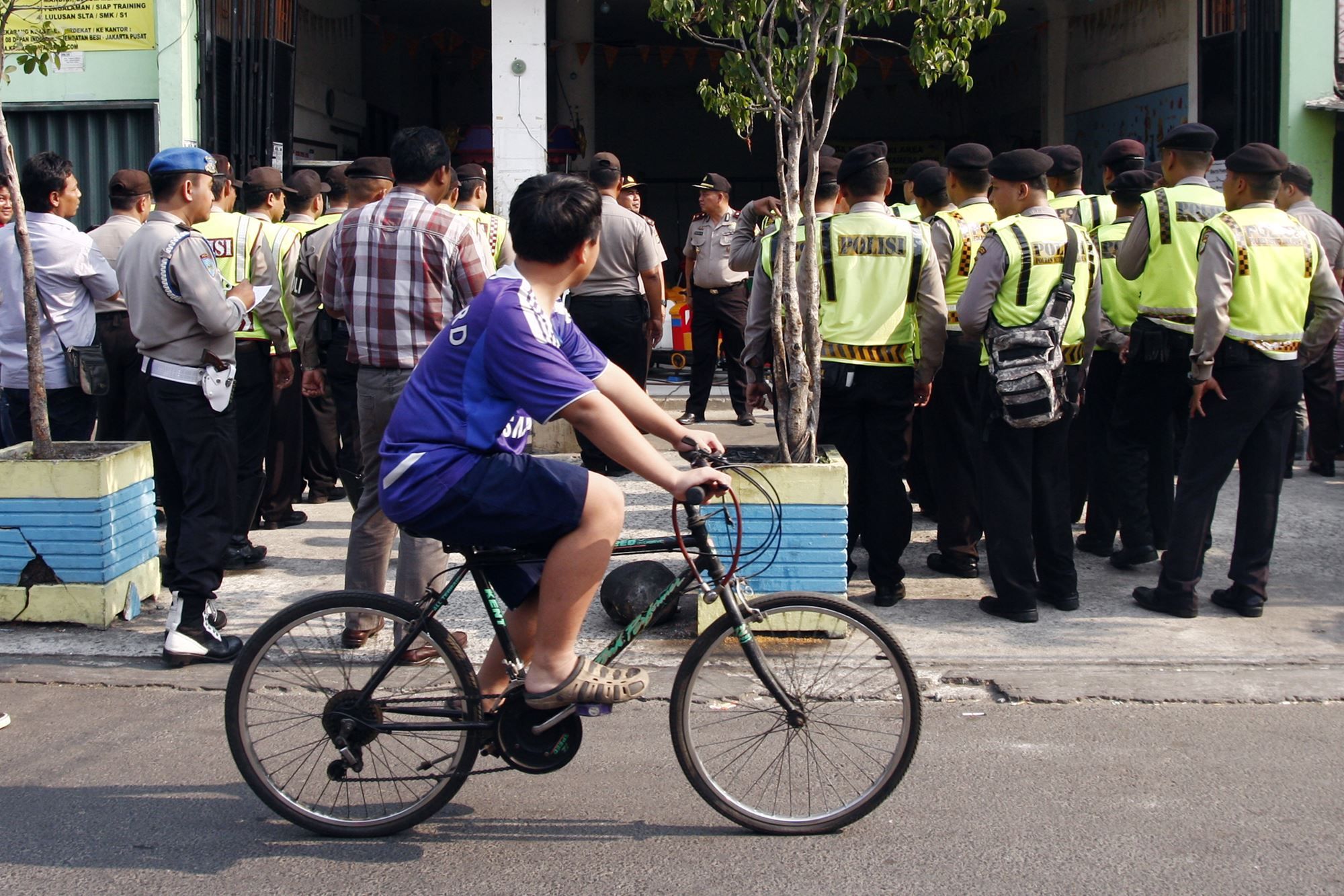 Ilustrasi petugas kepolisian berjaga di sekitar lokasi tawuran di Johar Baru pada 2015 lalu.