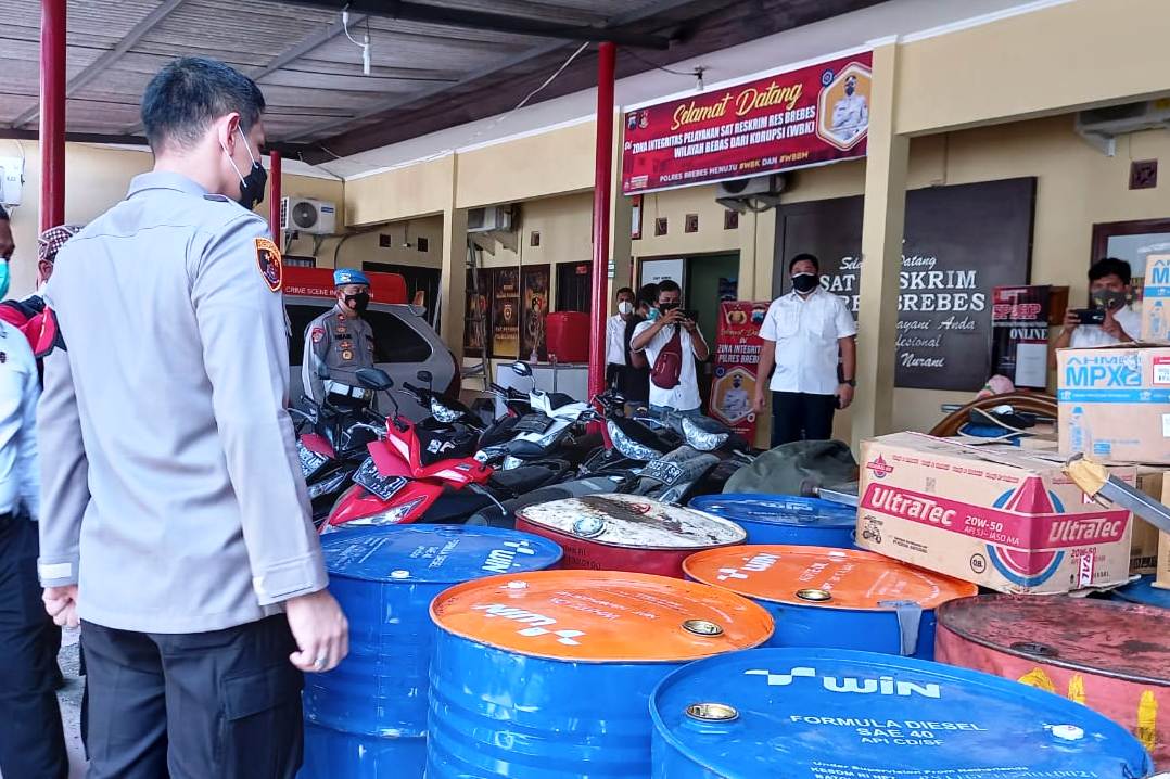 Kapolres Brebes, AKBP Faisal Febrianto mengecek drum-drum yang digunakan menampung oli palsu. 