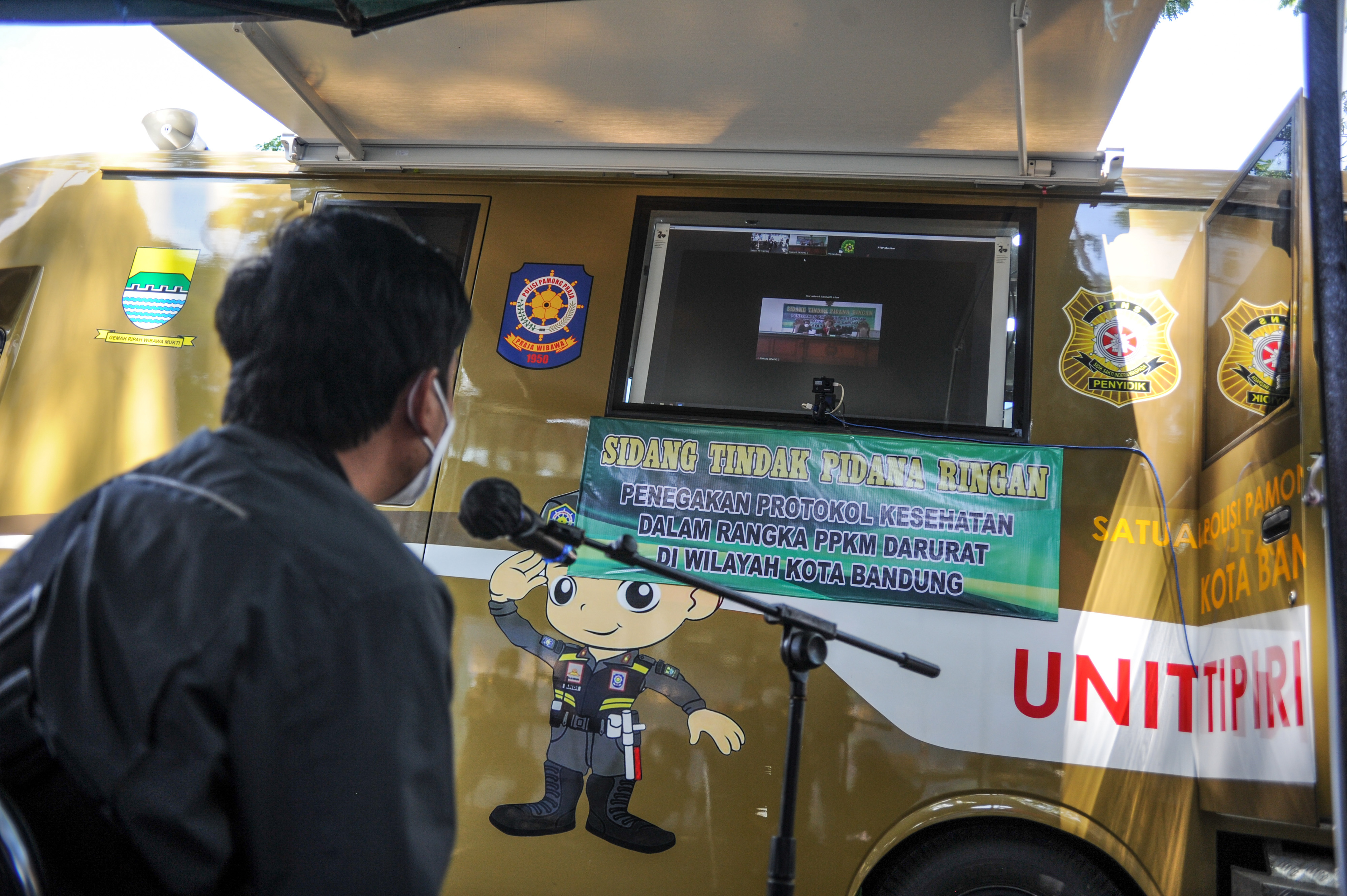 Seorang pengusaha yang terjaring operasi yustisi PPKM darurat menjalani sidang tindak pidana ringan di Cihampelas, Bandung, Jawa Barat.