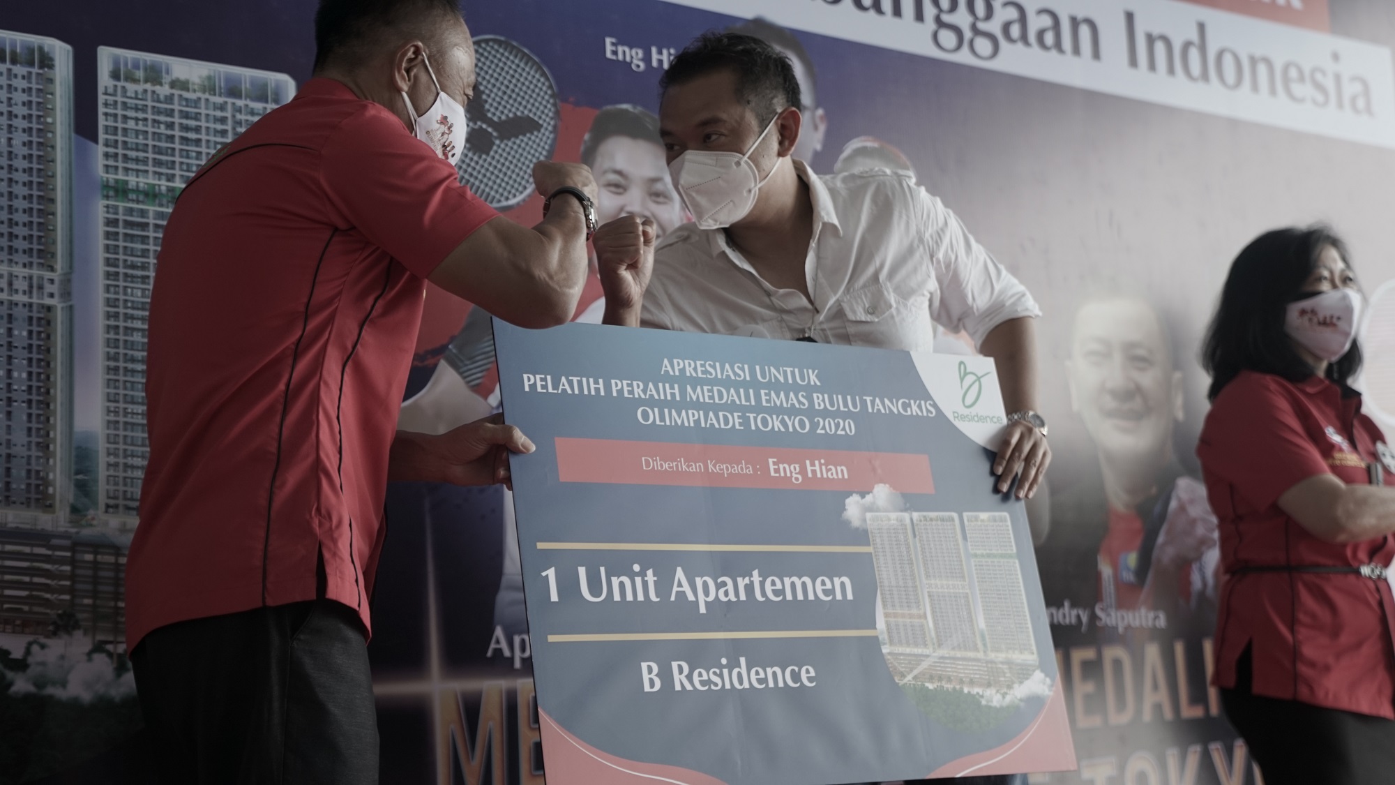 Pelatih Ganda Putri Eng Hian (kanan) menerima apresiasi satu unit apartemen senilai Rp680 juta di B Residence, Serpong, Tangerang. 