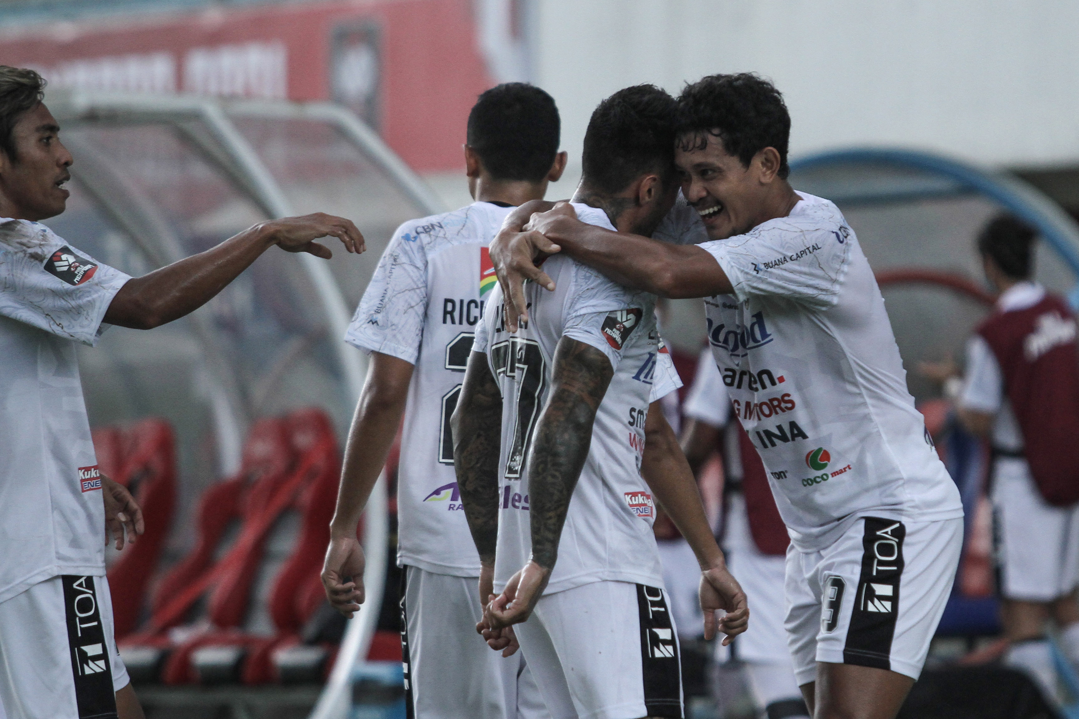 Para pemain Bali United melakukan selebasi usai mencetak gol ke gawang lawan.