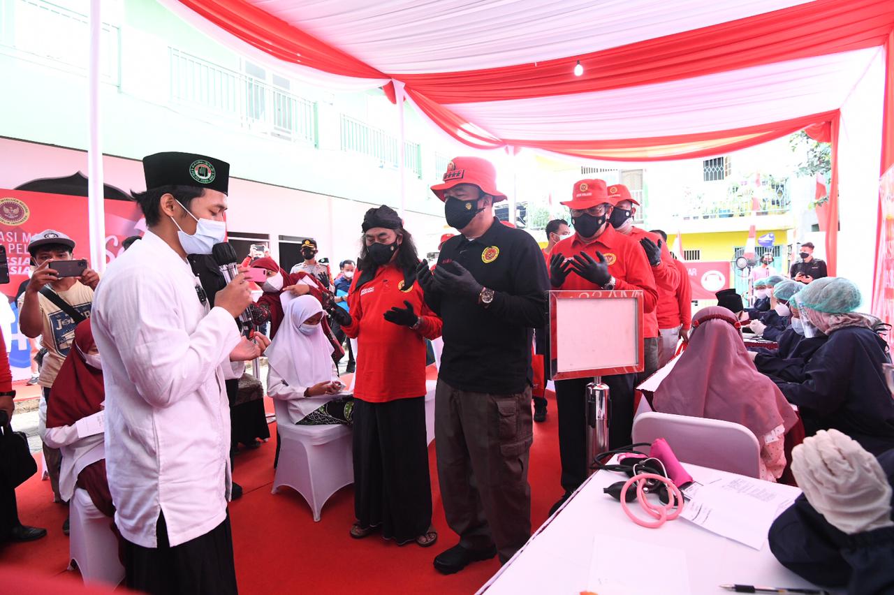 Kepala BIN Jenderal Polisi (Purn) Budi Gunawan meninjau pelaksanaan vaksinasi COVID-19 bagi para santri, di Ponpes Ummul Quro, Tangsel, Bant