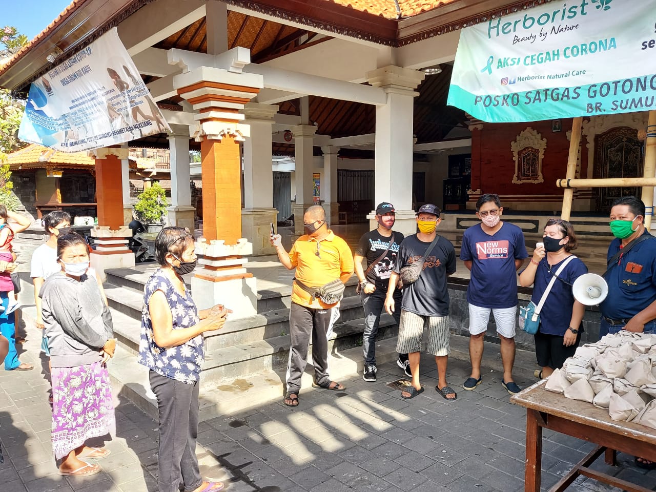 Aksi bagi nasi bungkus di Denpasar