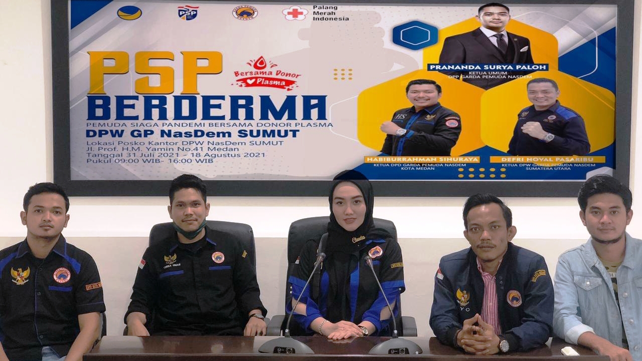 Ketua Satgas PSP Berderma GP NasDem Kota Medan Mitha Claudia (tengah) seusai memberi penjelasan kegiatan donor darah dan plasma konvalesen