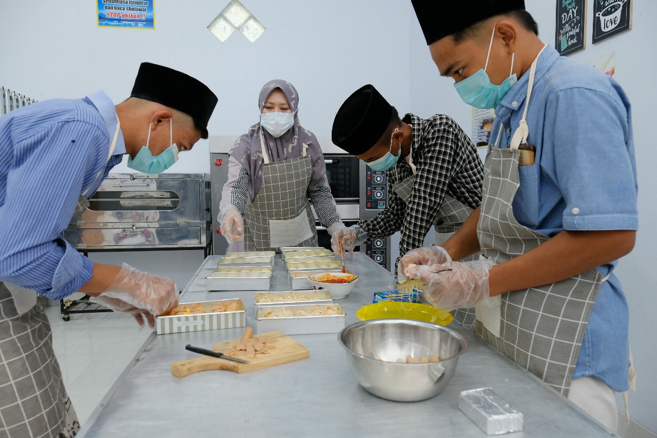 Santri belajar membuat kue kering 
