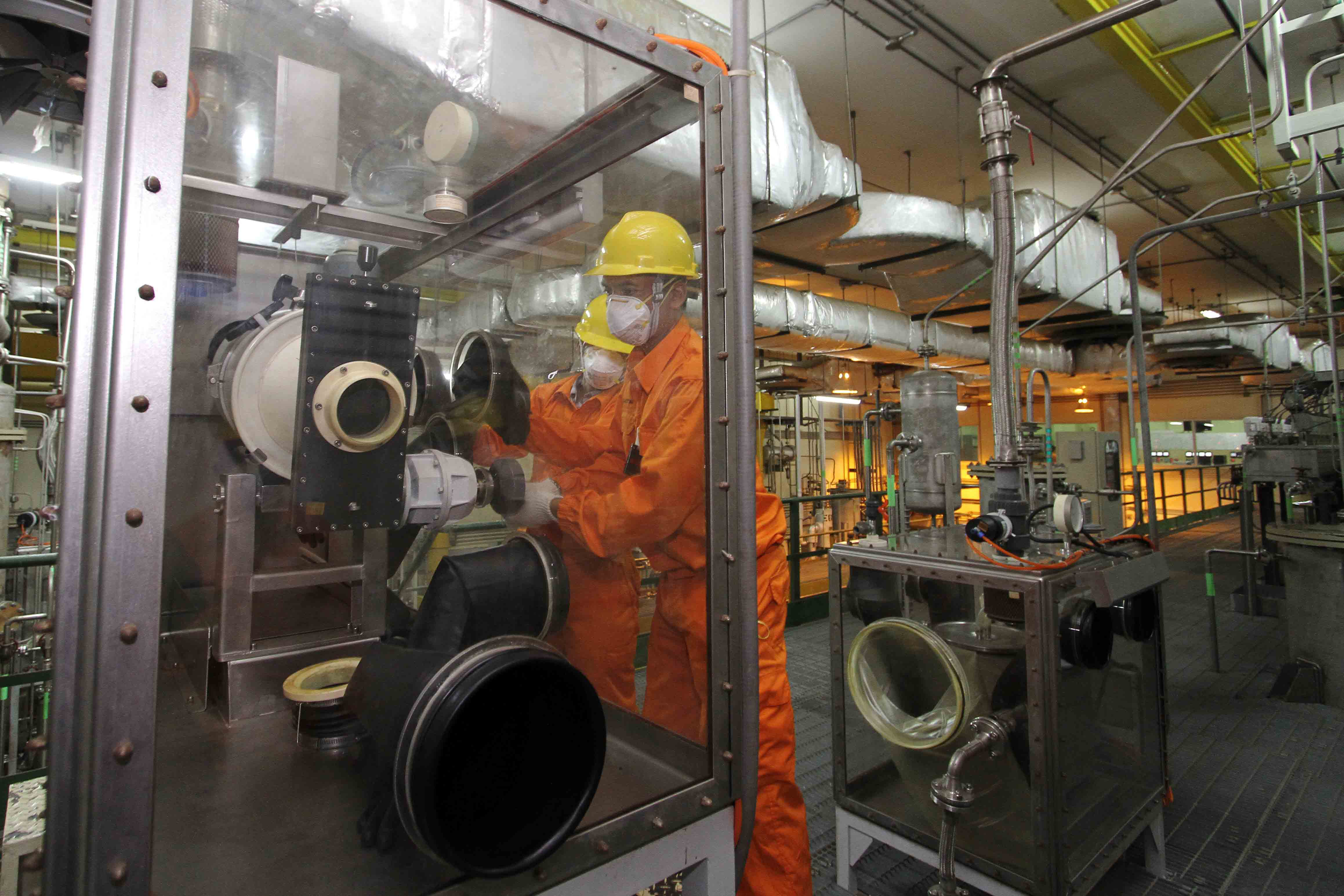 Proses pembuatan bahan bakar dari nuklir milik BadanTenaga Nuklir di Puspitek, Serpong, Tangerang Selatan, Banten.