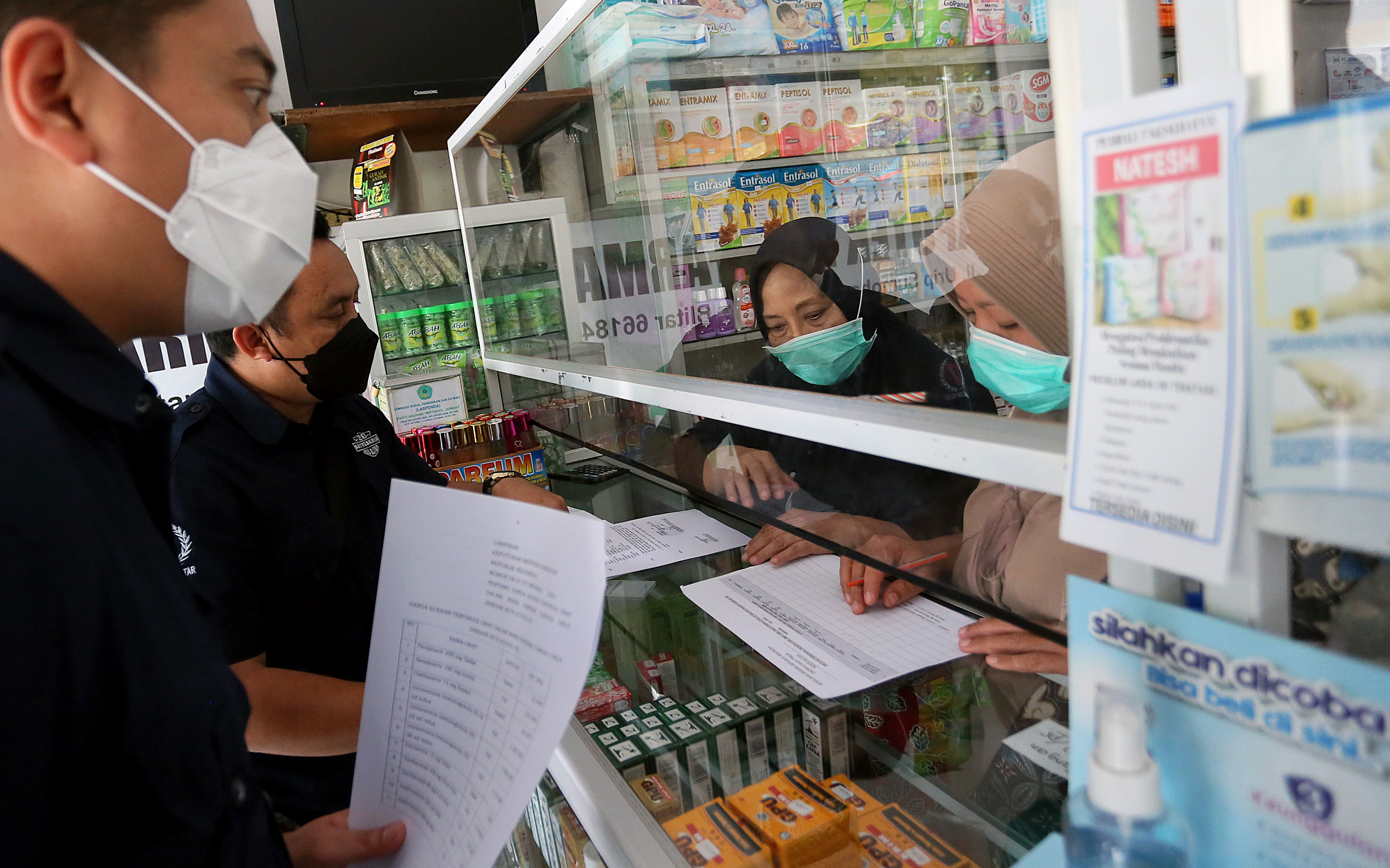 Polisi melakukan pengawasan HET obat di sebuah apotek