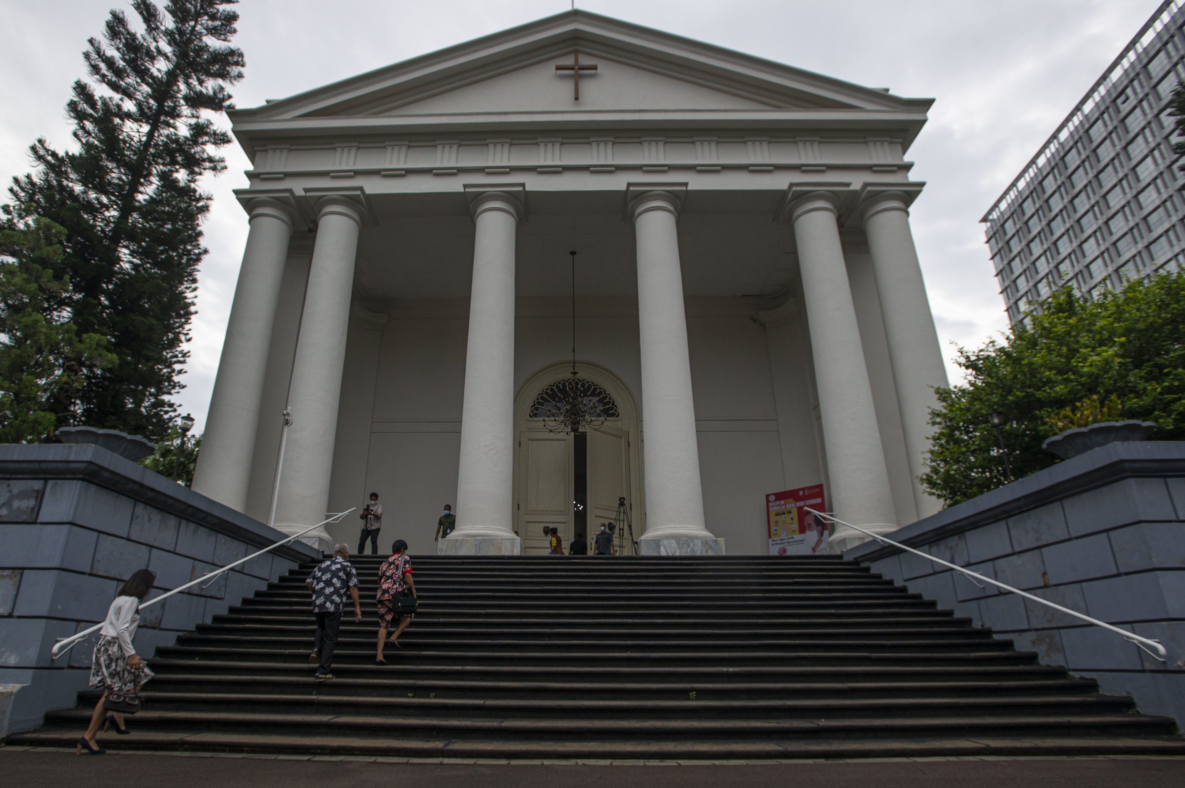 Sejumlah umat Kristen Protestan menaiki tangga sebelum ibadah kebaktian Paskah di GPIB Immanuel, Jakarta.