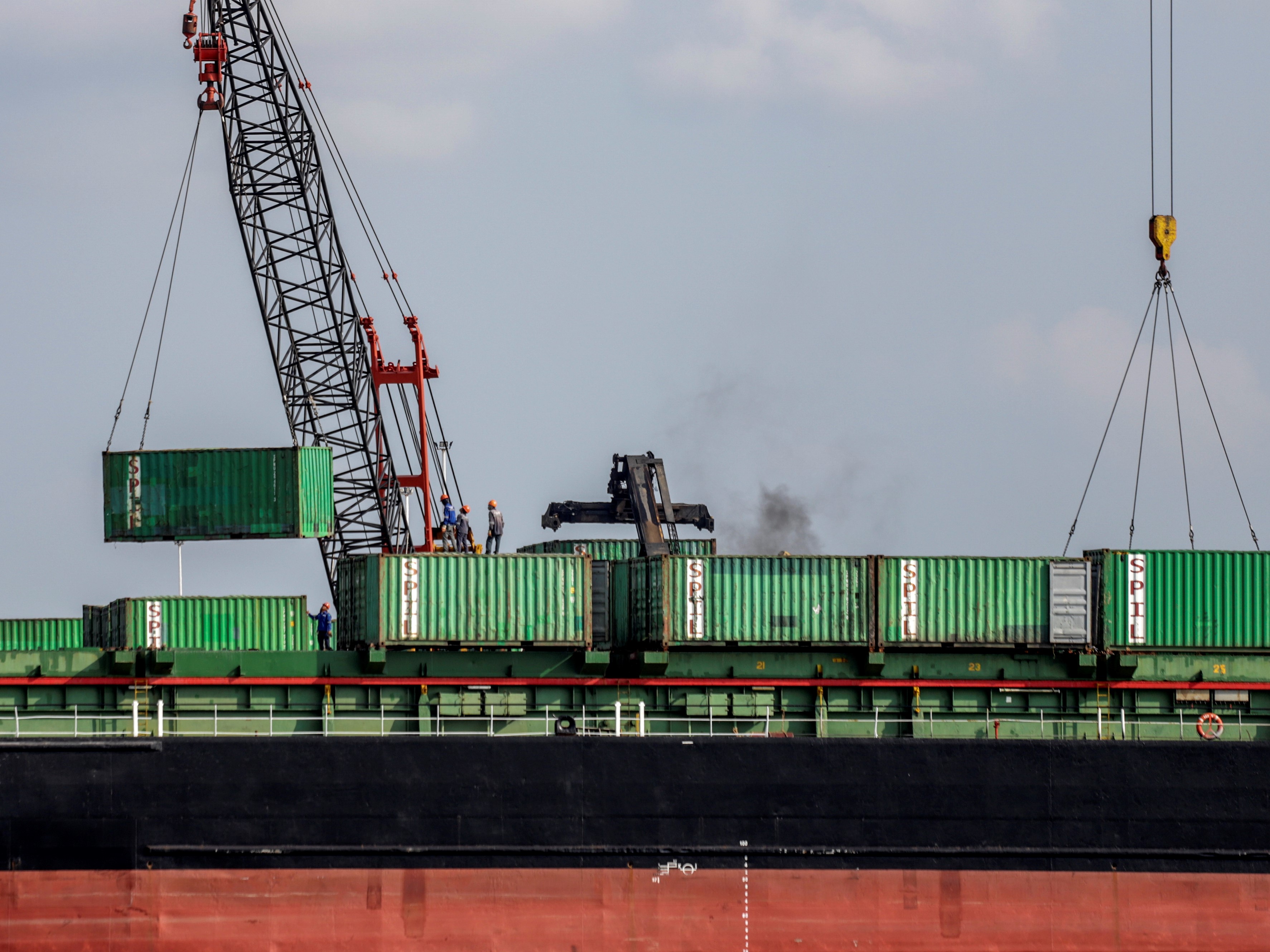  Pekerja melakukan bongkar muat peti kemas di Pelabuhan Batu ampar, Batam, Kepulauan Riau.