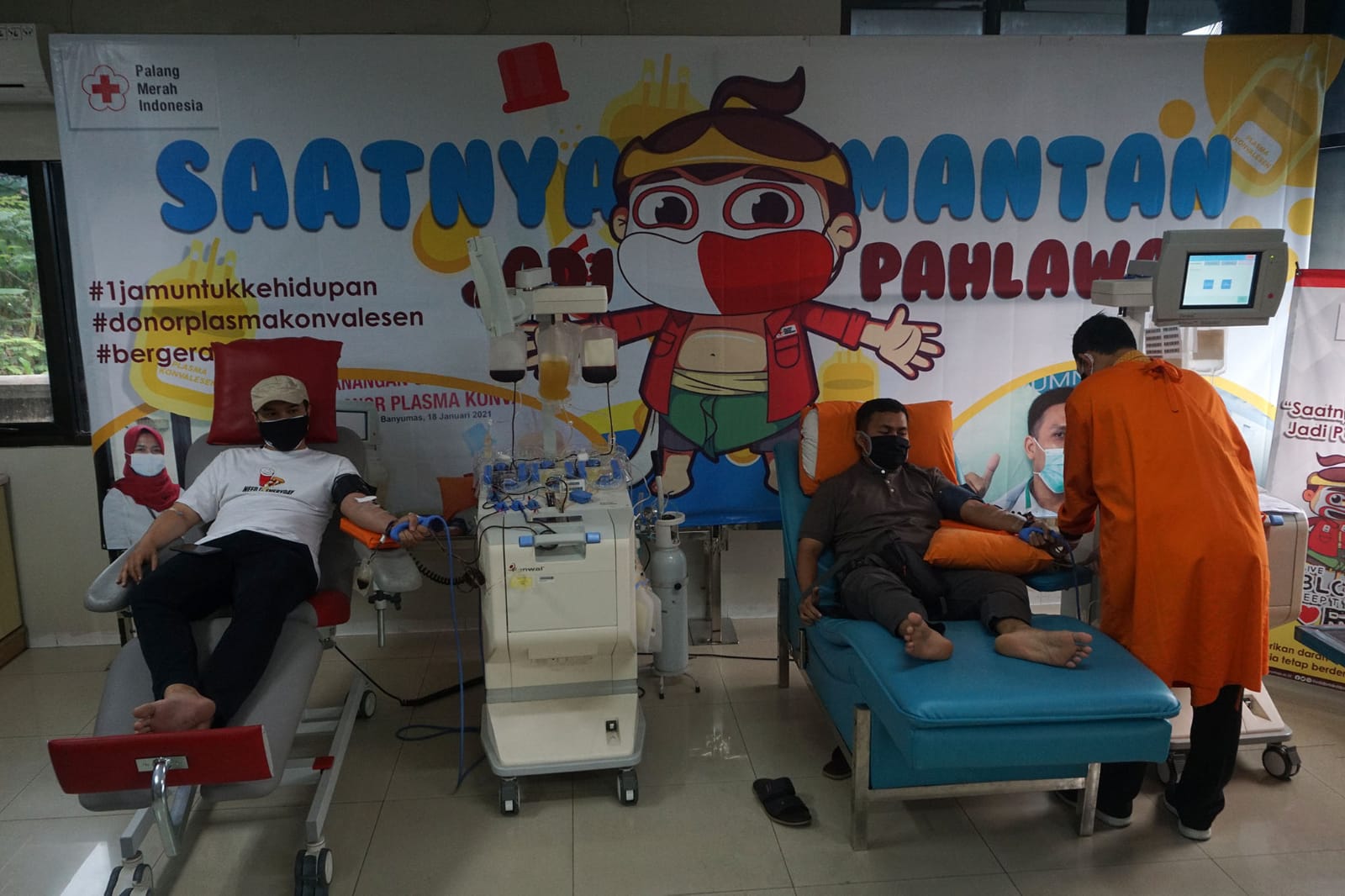 Para penyintas Covid-19 mendonorkan plasma konvalesen 