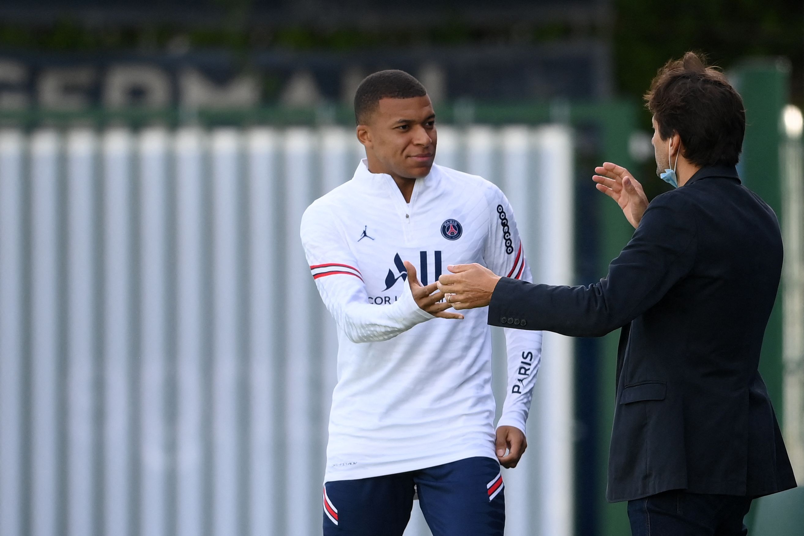Mbappe berbincang dengan direktur olahraga PSG Leonardo