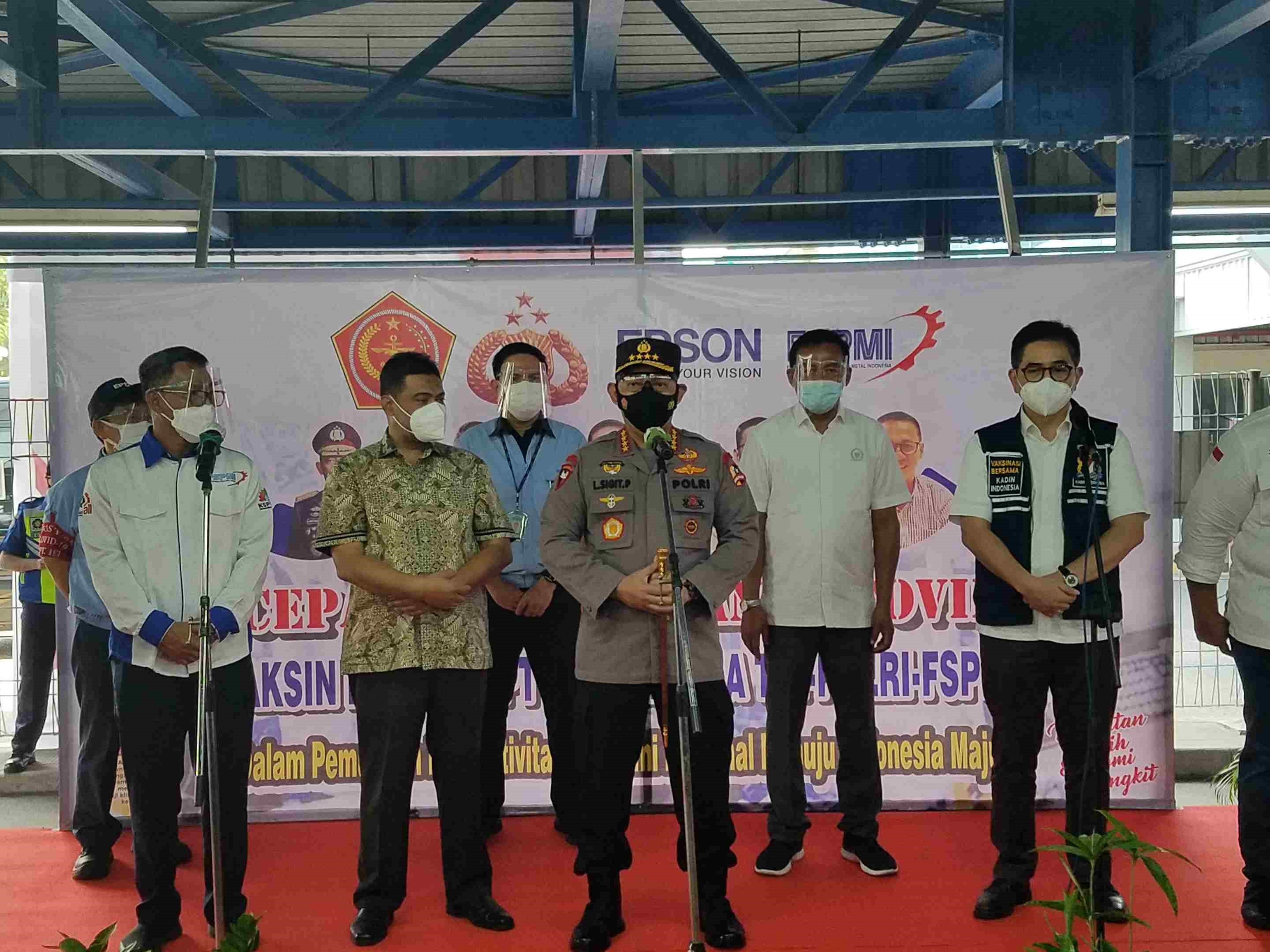 Kapolri Jenderal Listyo Sigit Prabowo membagikan sebanyak 25 ribu vaksin Sinovac untuk para buruh di kawasan East Jakarta Industrial Park.